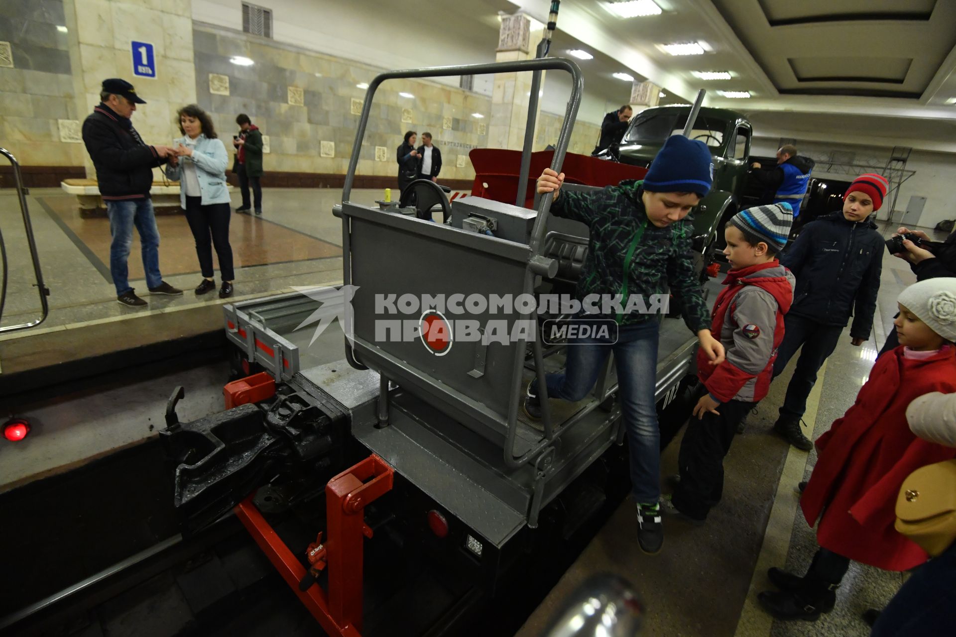 Москва.  Посетители рассматриают экспонаты на выставке ретро-вагонов, открывшейся на станции метро `Партизанская ` в рамках празднования 82-летия Московского метрополитена.