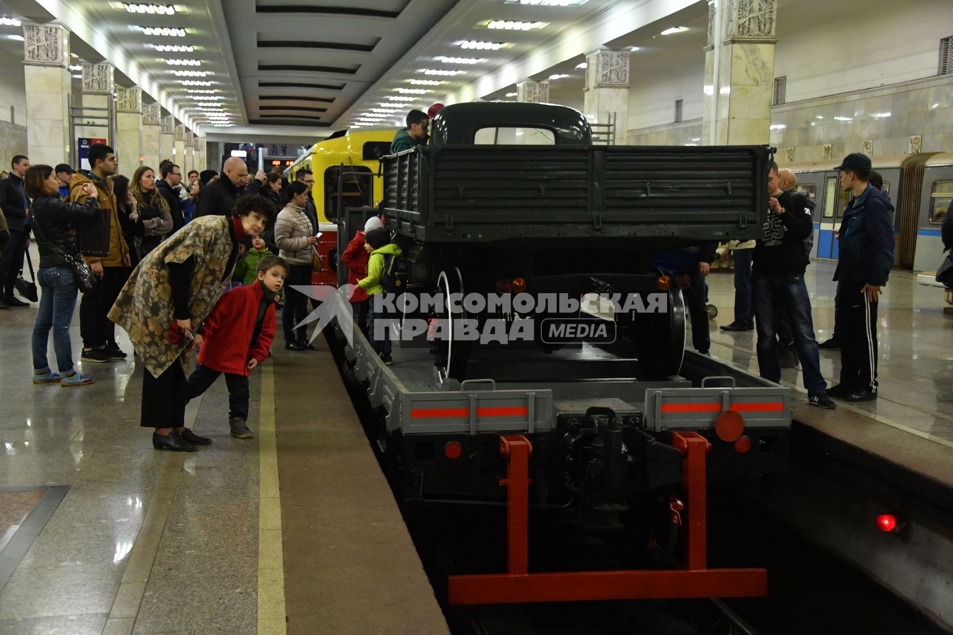 Москва.  Посетители рассматриают экспонаты на выставке ретро-вагонов, открывшейся на станции метро `Партизанская ` в рамках празднования 82-летия Московского метрополитена.