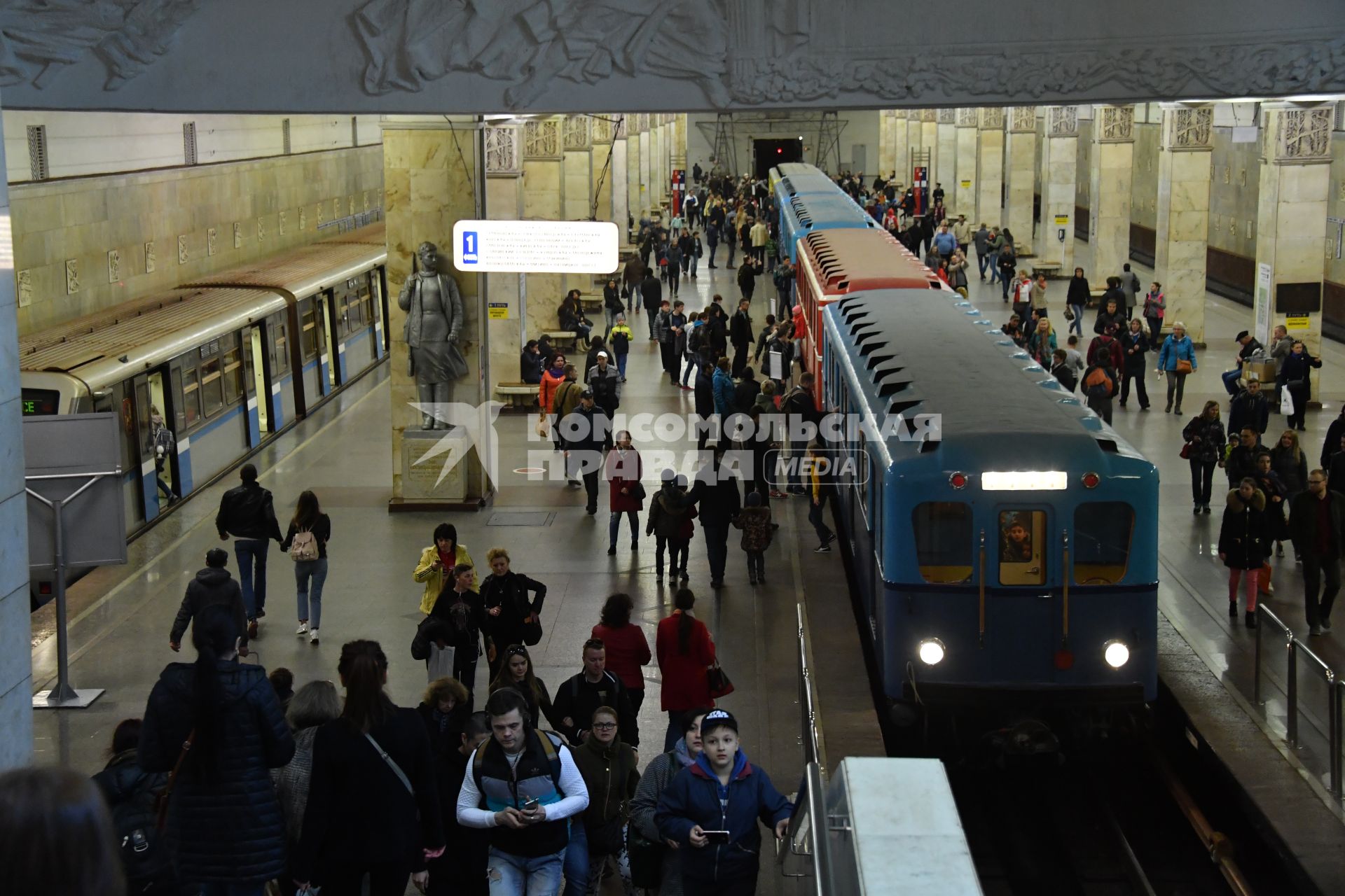 Москва.  Посетители  осматривают экспонаты на выставке ретро-вагонов, открывшейся на станции метро `Партизанская ` в рамках празднования 82-летия Московского метрополитена.