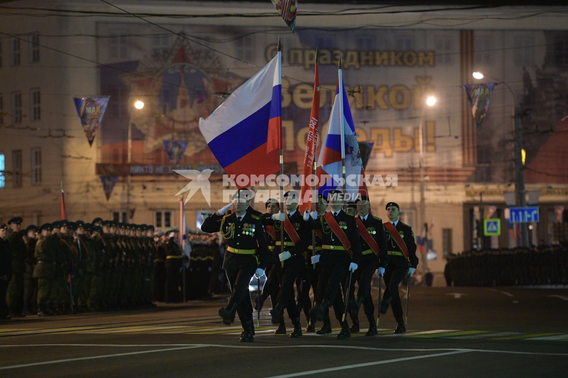 Калининград.  Знаменосцы на репетиции военного  парада, посвященного 72-й годовщине Победы в Великой Отечественной войне.