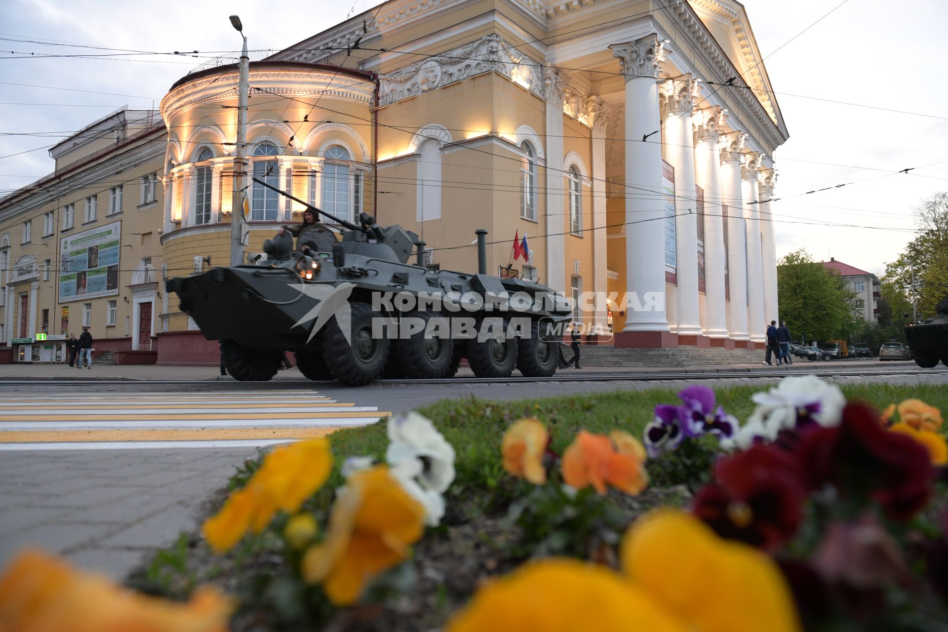 Калининград.  БТР перед началом репетиции  военного  парада, посвященного 72-й годовщине Победы в Великой Отечественной войне.