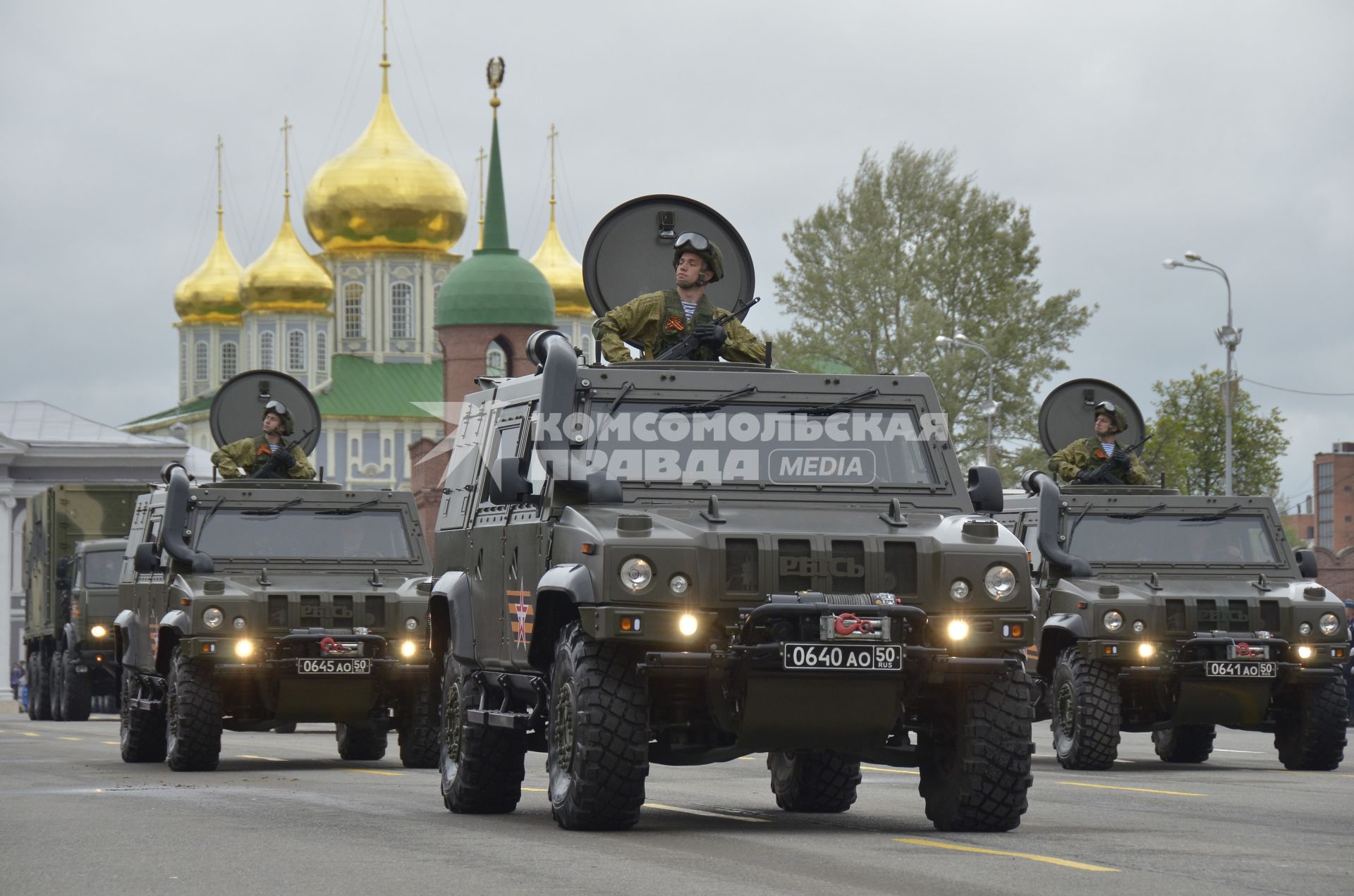 Тула. Бронеавтомобили `Рысь` во время военного парада, посвященного 72-й годовщине Победы в Великой Отечественной войне.