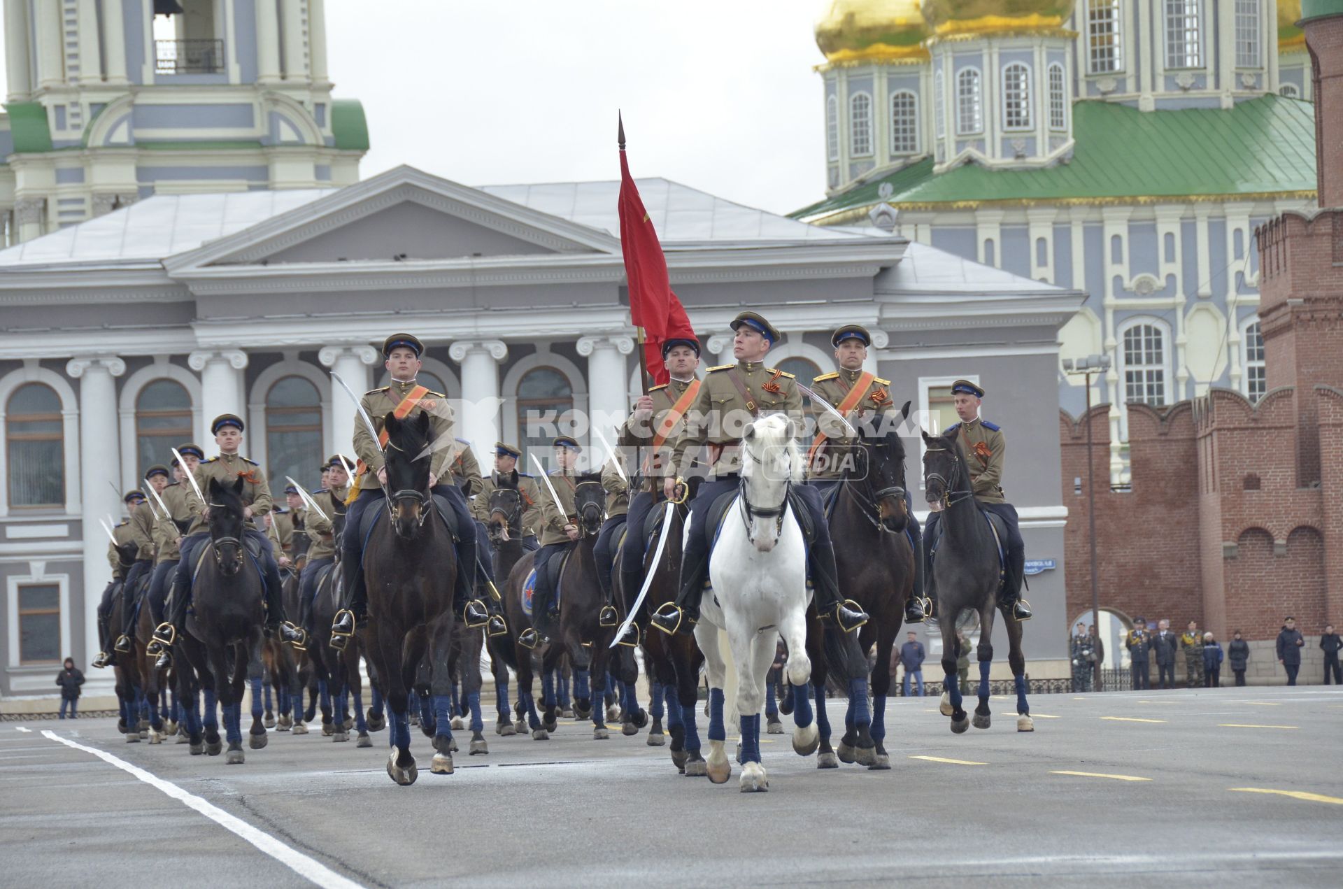 Тула.  Кавалерийский почетный эскорт Президентского полка  во время военного парада, посвященного 72-й годовщине Победы в Великой Отечественной войне.