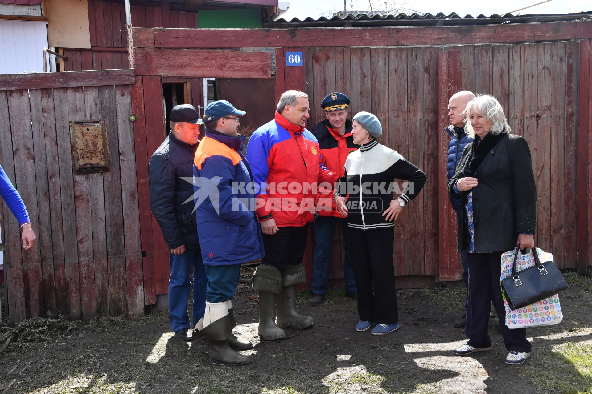 Тюменская область, Ишим. Глава  МЧС  России Владимир Пучков  (    в центре ) и губернатор  Тюменской области Владимир Якушев  во время осмотра  подтопленных территорй  беседует с местным населением.