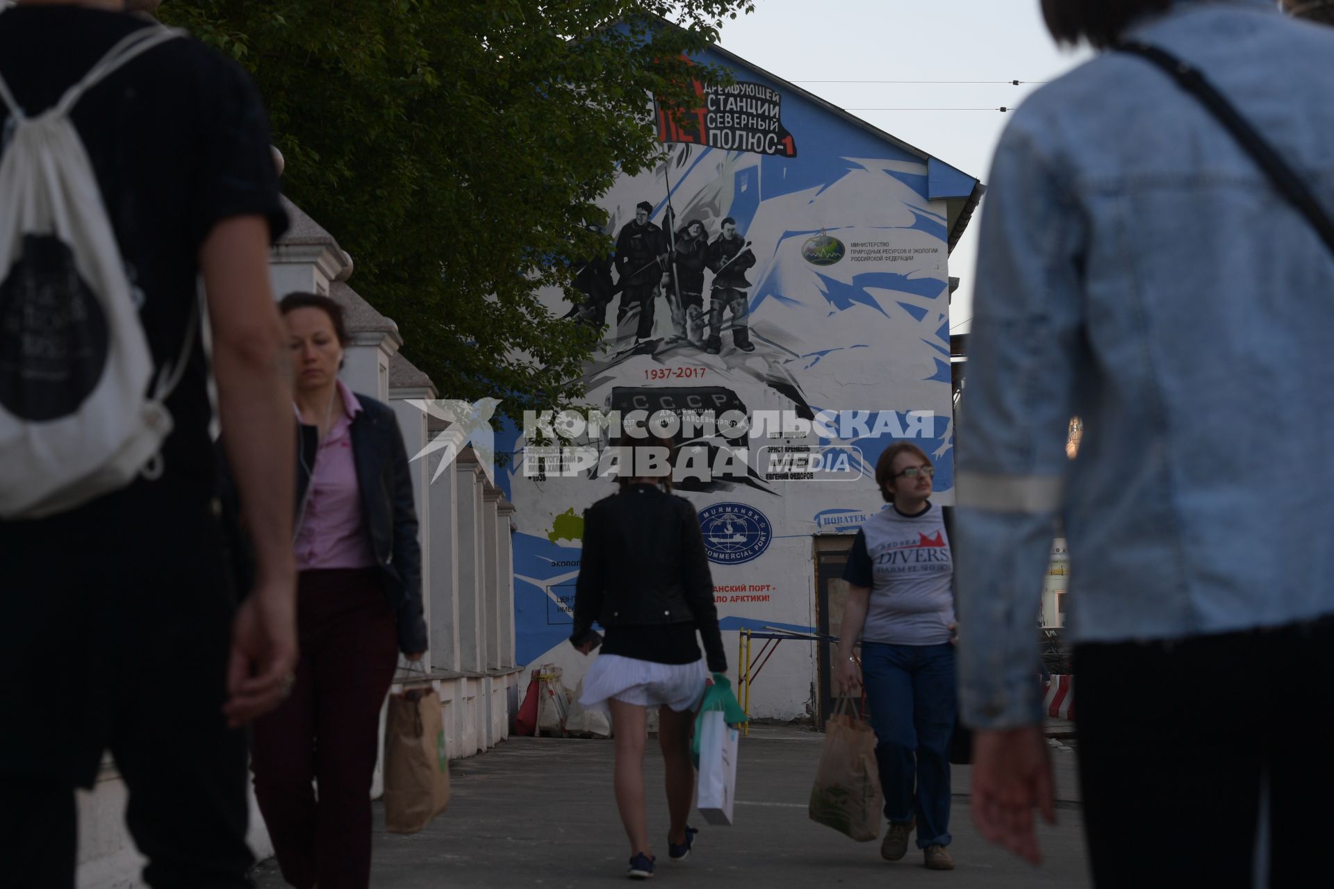 Москва. Граффити, выполненное в рамках проекта `Арктика на улицах города`, на стене дома №5 по улице Сретенка.