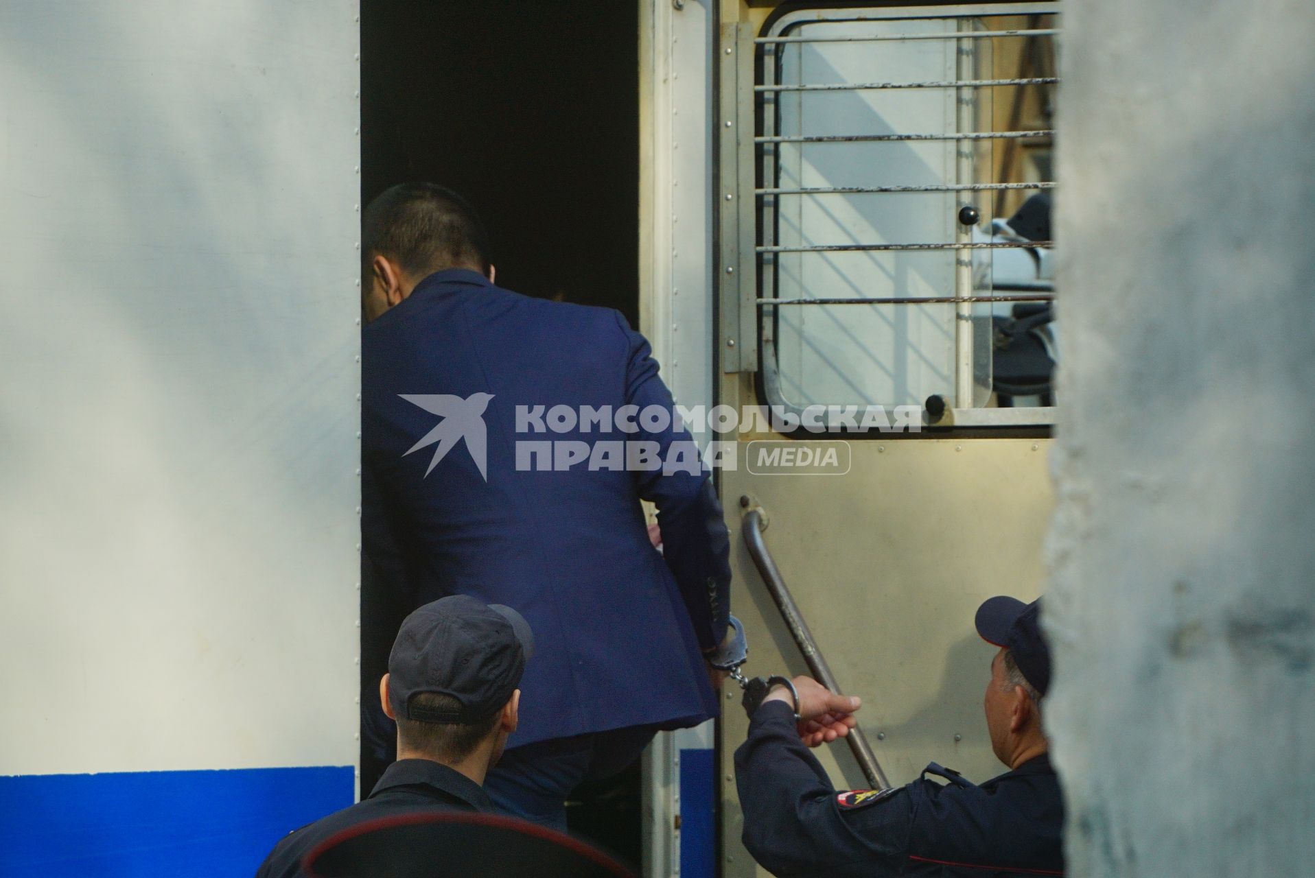 Екатеринбург. Полицейские конвойной службы во время конвоирования подсудимых из здания суда
