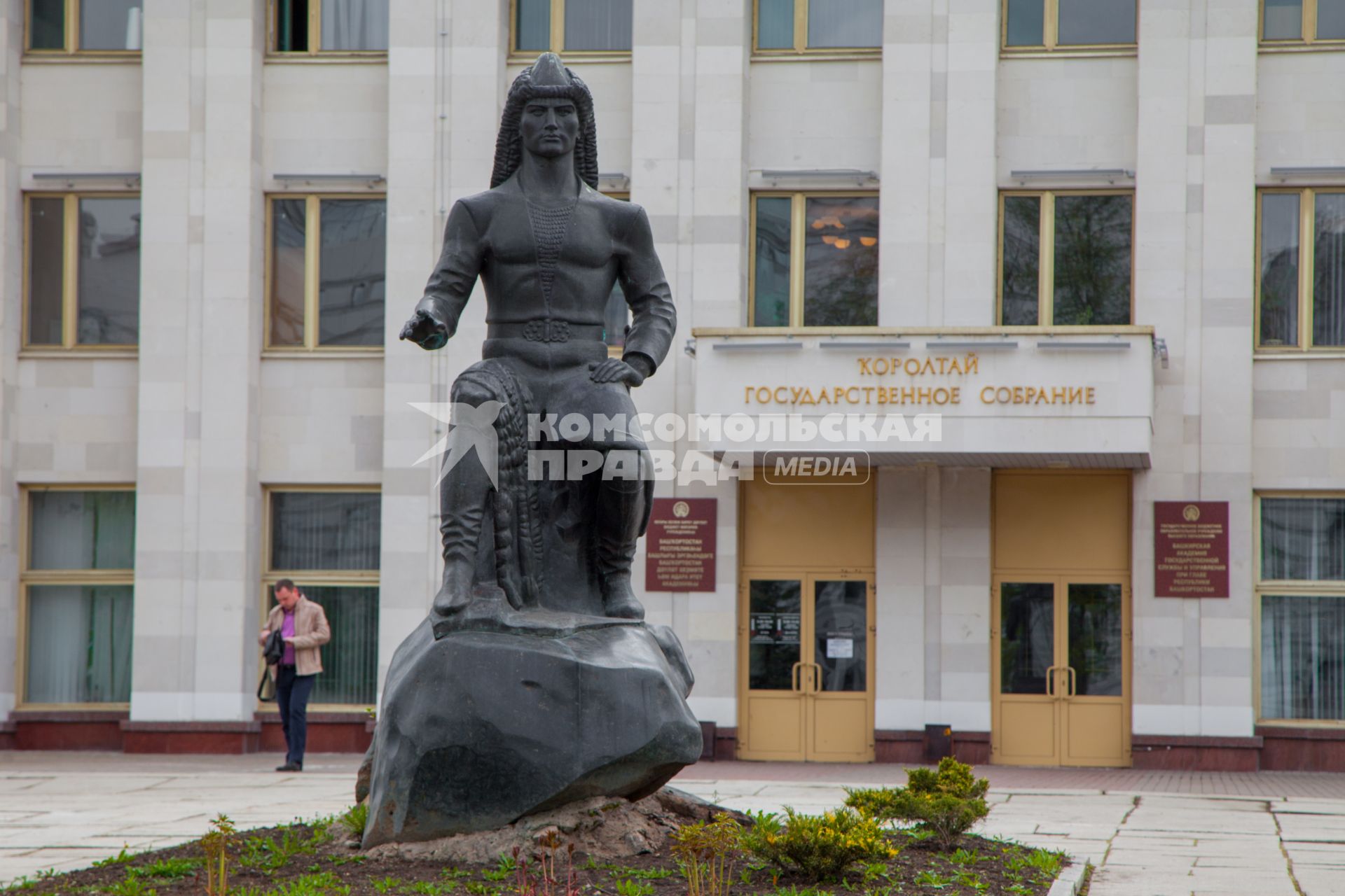 Уфа.  Дом государственного собрания и памятник национальному герою Башкортостана Салавату Юлаеву на улице Заки Валиди.