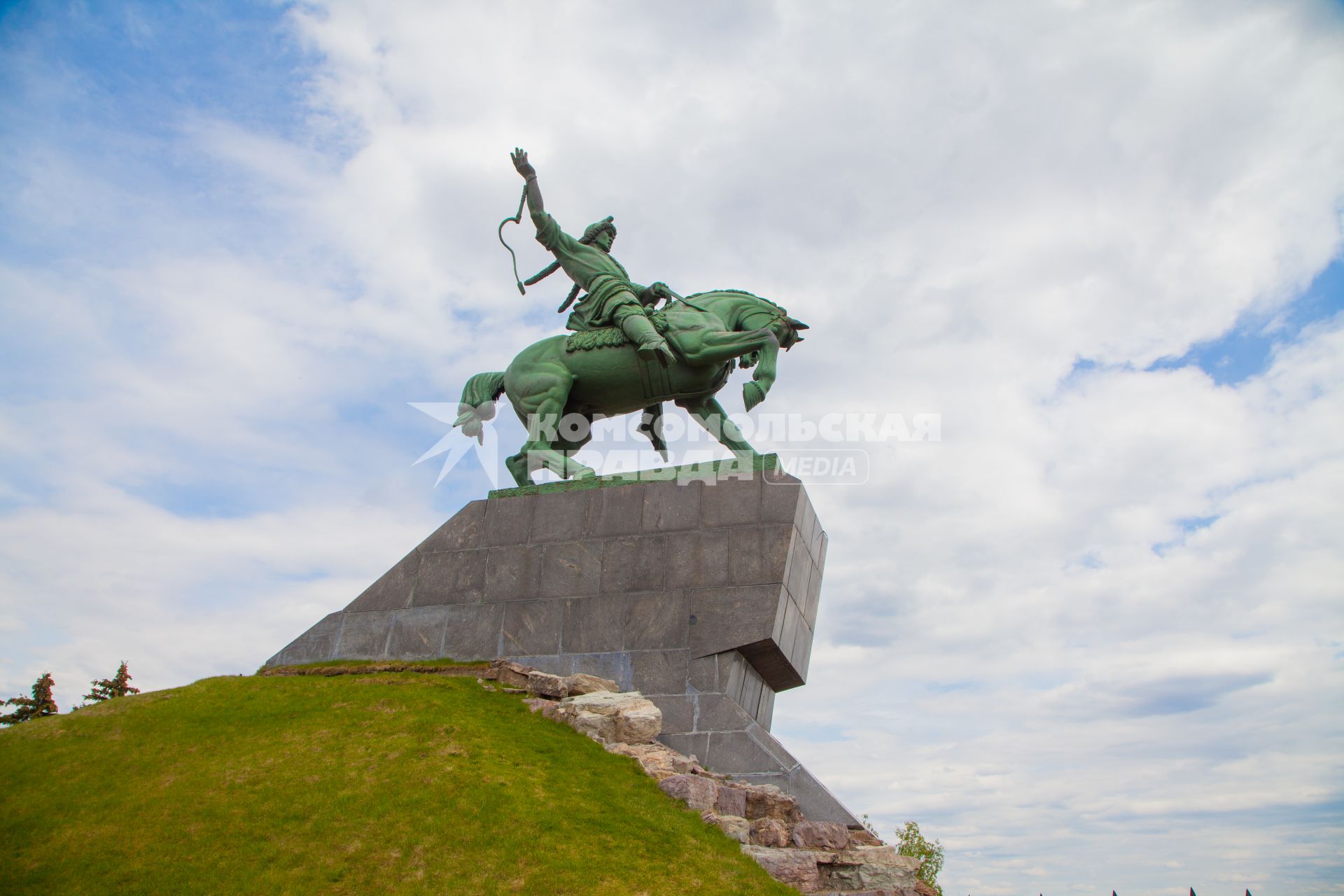 Уфа.  Вид на памятник национальному герою Башкортостана Салавату Юлаеву в одноименном сквере.