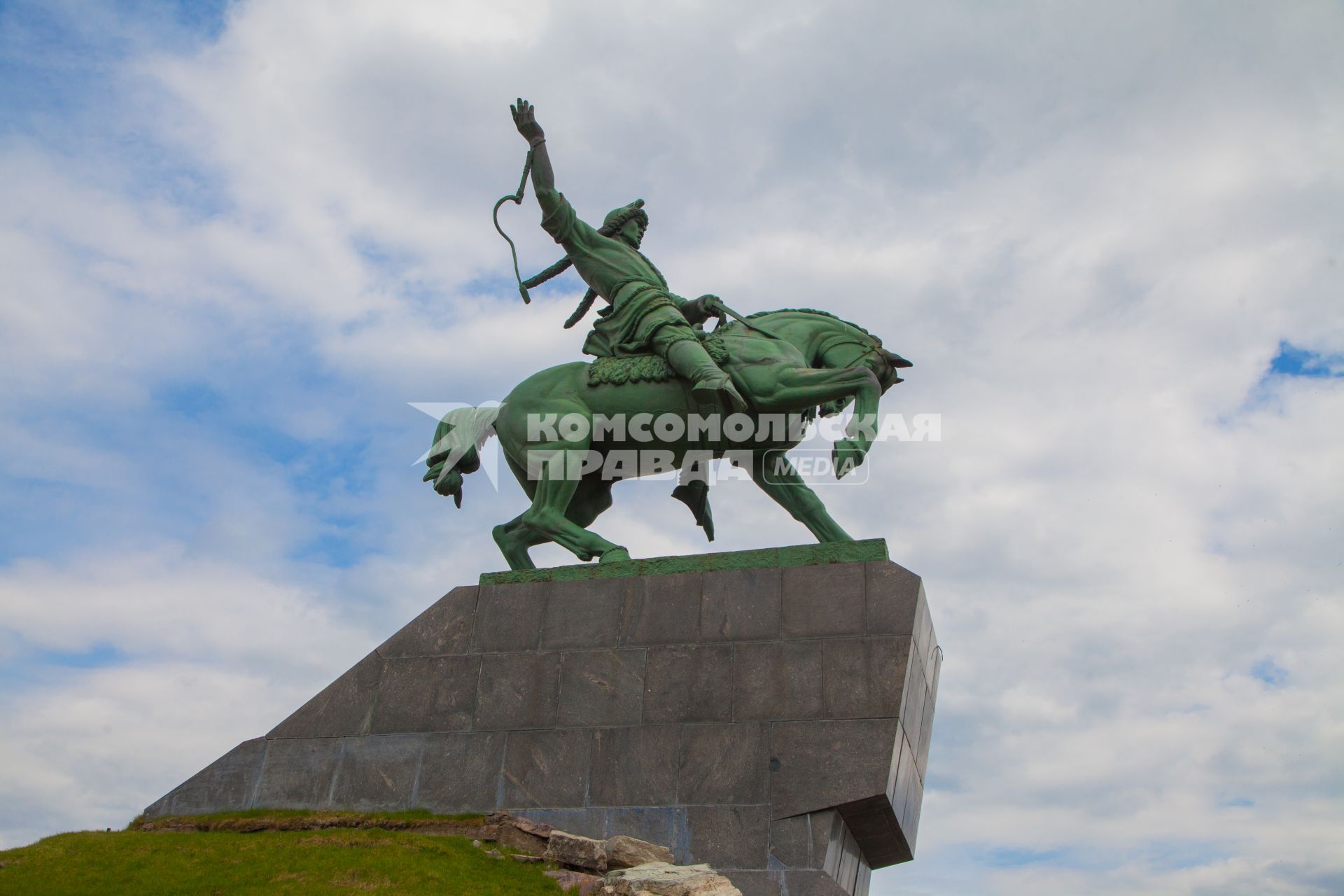 Уфа.  Вид на памятник национальному герою Башкортостана Салавату Юлаеву в одноименном сквере.