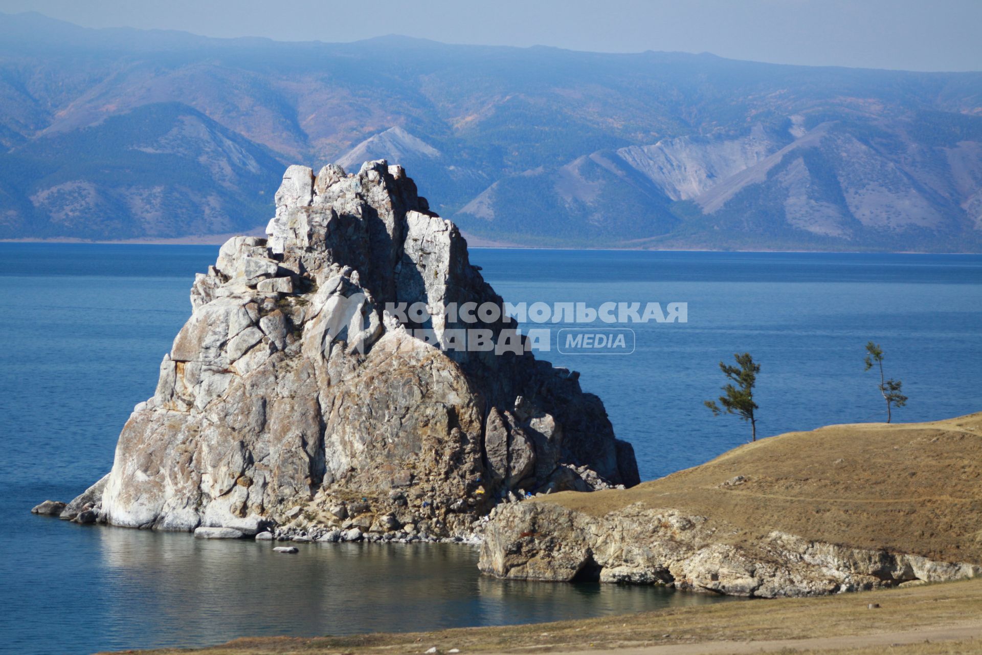 Иркутск. Вид на скалу Шаманка расположенной на мысу  Бурхан острова Ольхон .