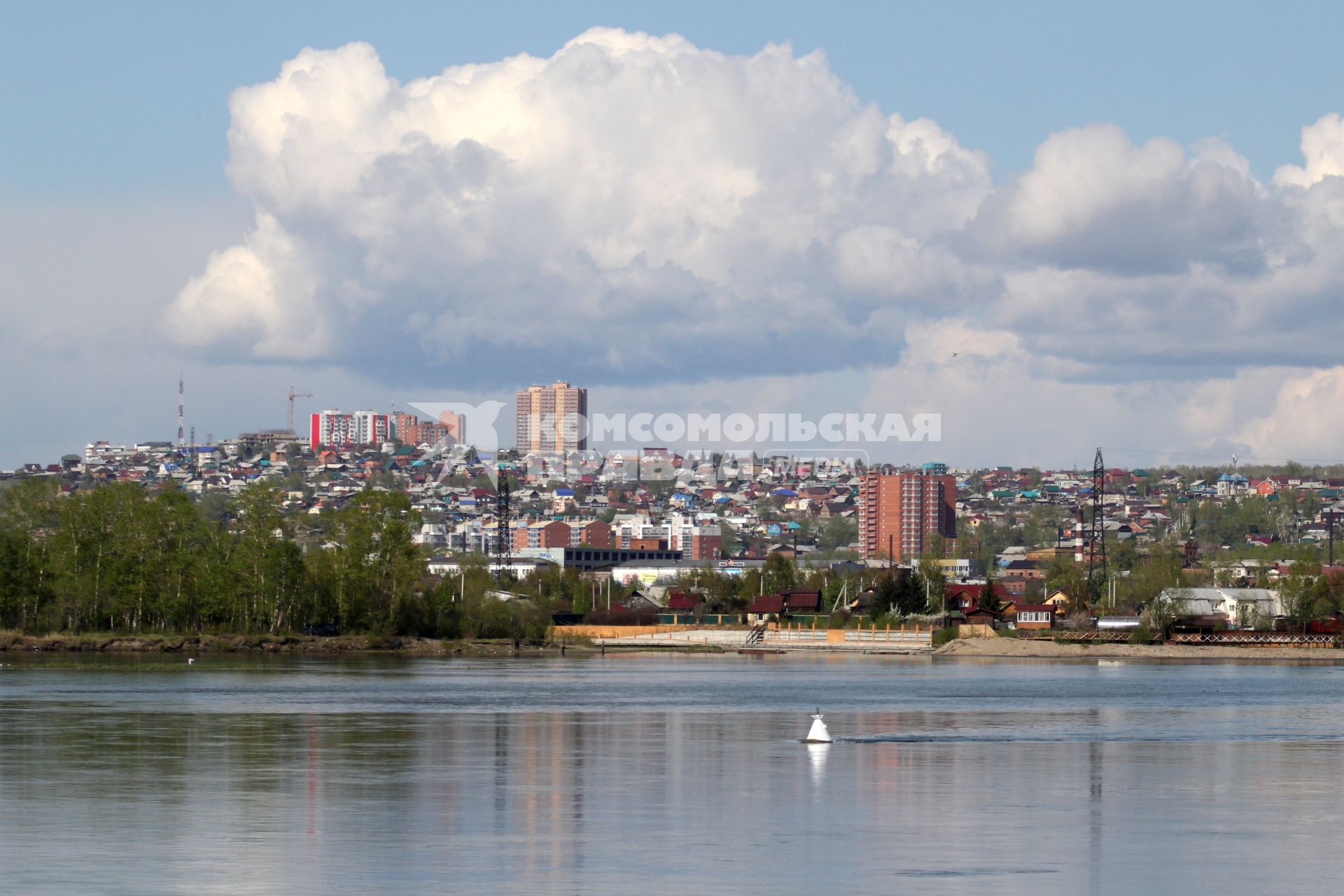 Иркутск. Видна  на город и реку Ангару.