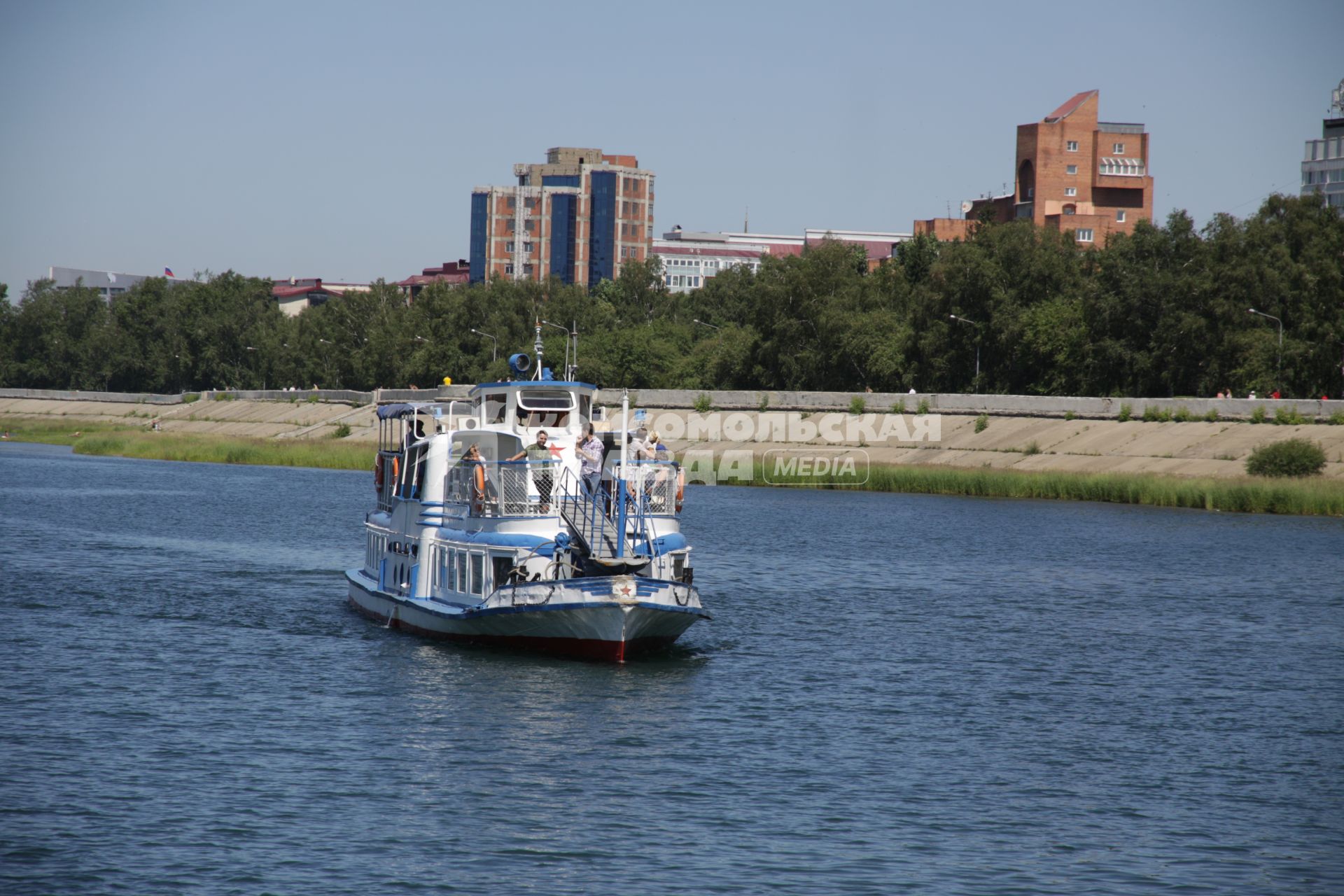 Иркутск. Прогулочный кораблик на  реке Ангара.
