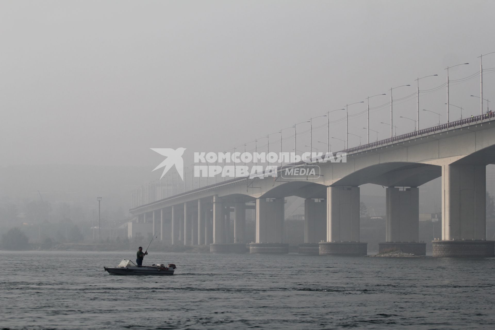 Иркутск.  Рыбак  у Академического моста на реке Ангаре.