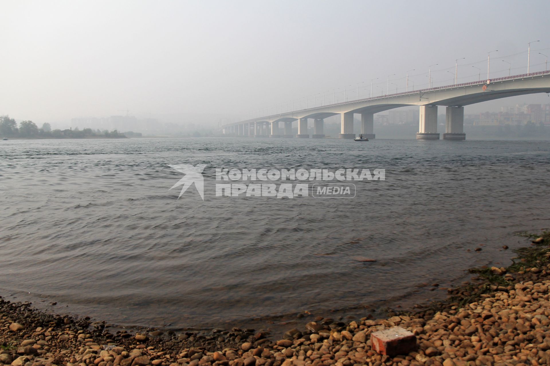 Иркутск. Академический мост через реку Ангару.