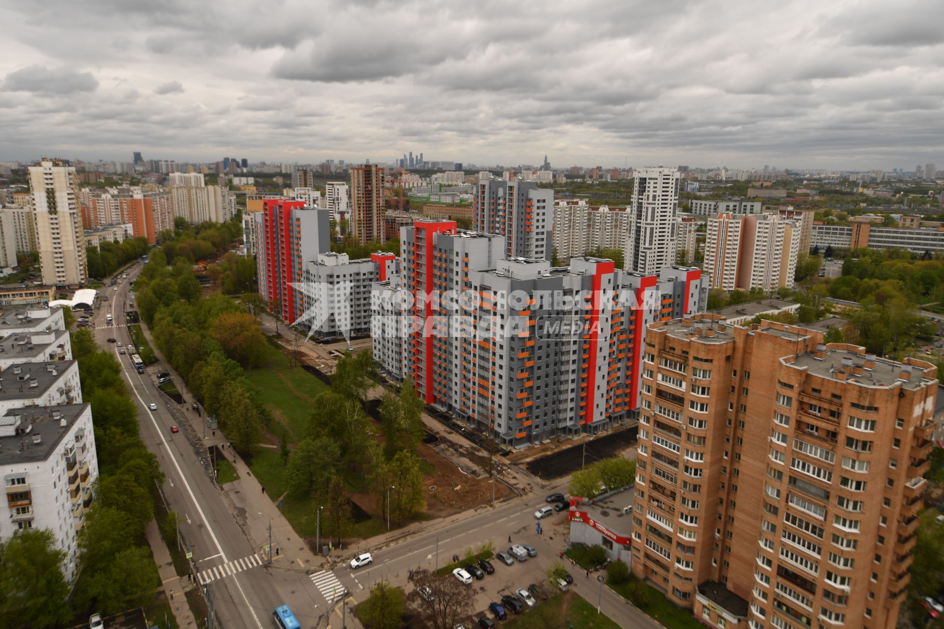 Москва.  Дома на улице Бескудниковский бульвар, в которые будут переселять жителей из хрущевок по программе реновации.