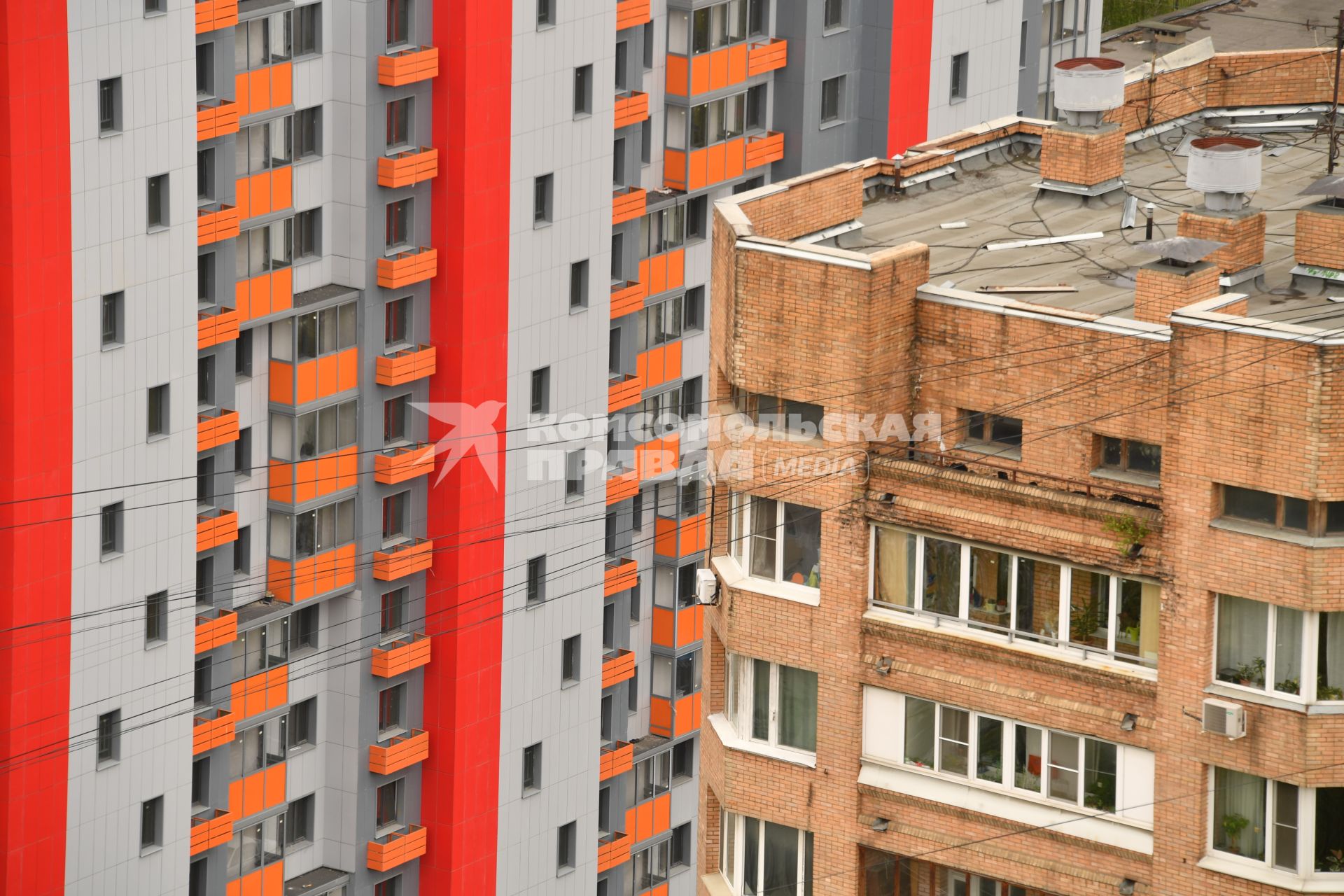 Москва.  Дом (слева) на улице Бескудниковский бульвар, в который будут переселять жителей из хрущевок по программе реновации.