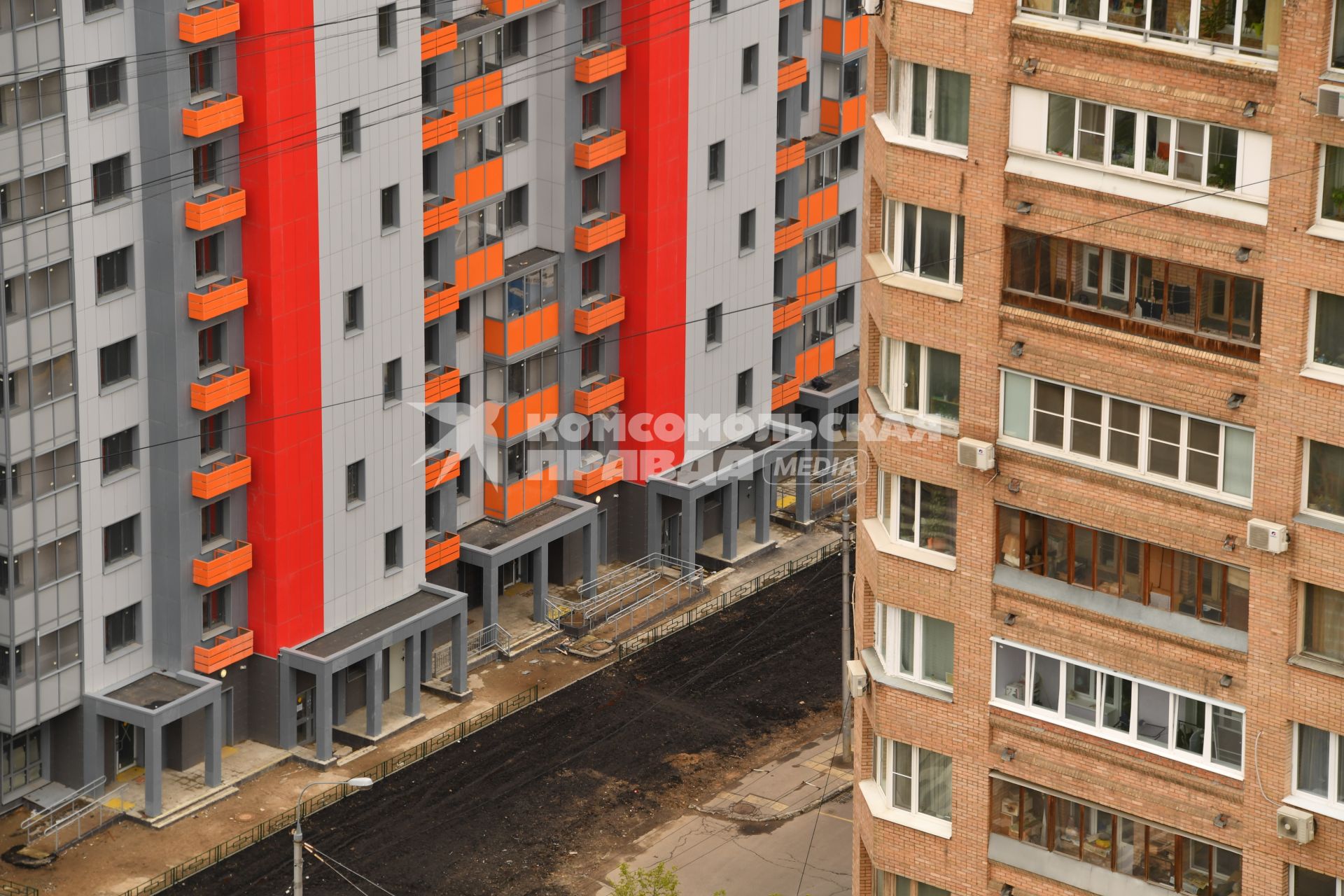 Москва.  Дом (слева) на улице Бескудниковский бульвар, в который будут переселять жителей из хрущевок по программе реновации.