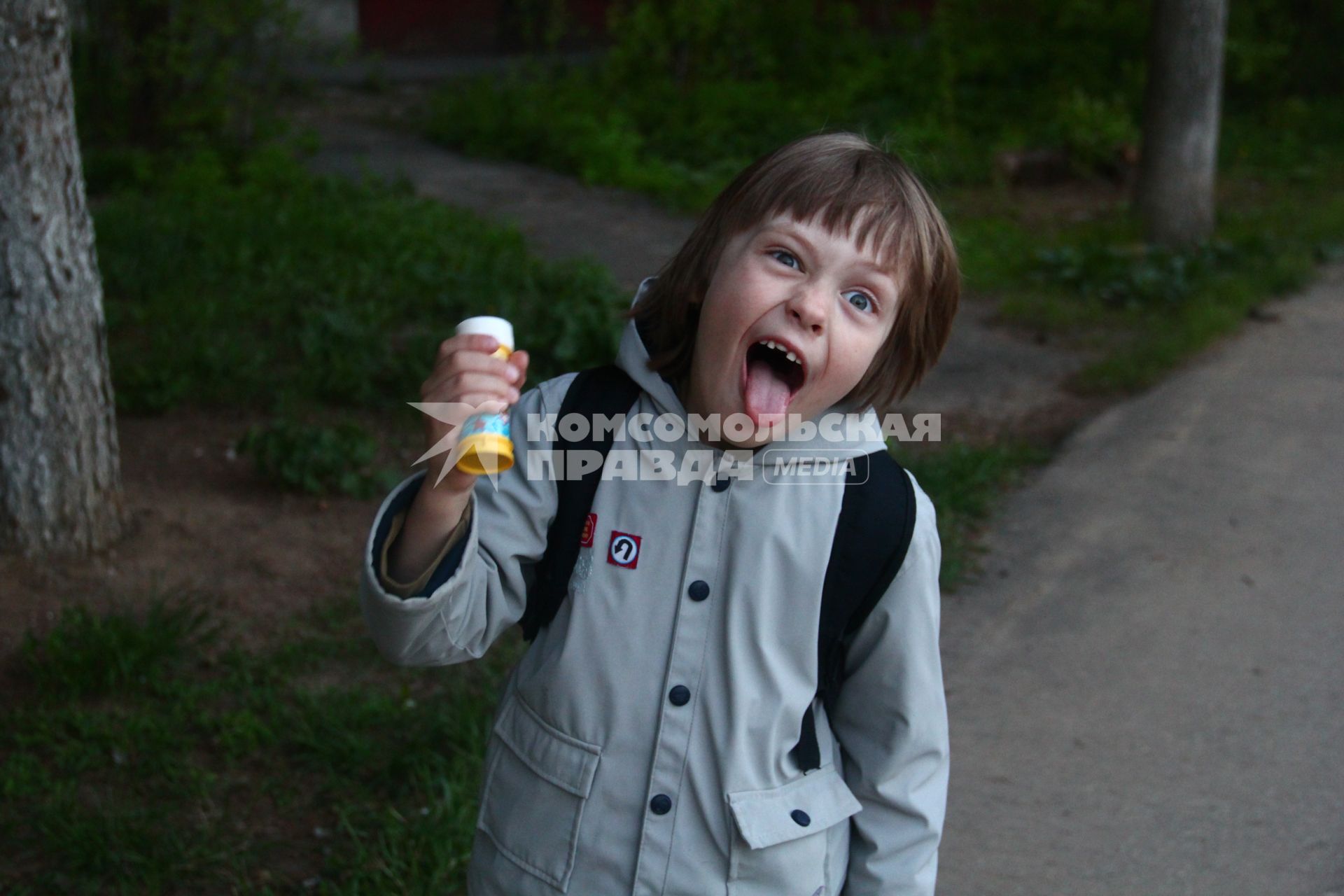 Нижний Новгород. Мальчик показывает язык.