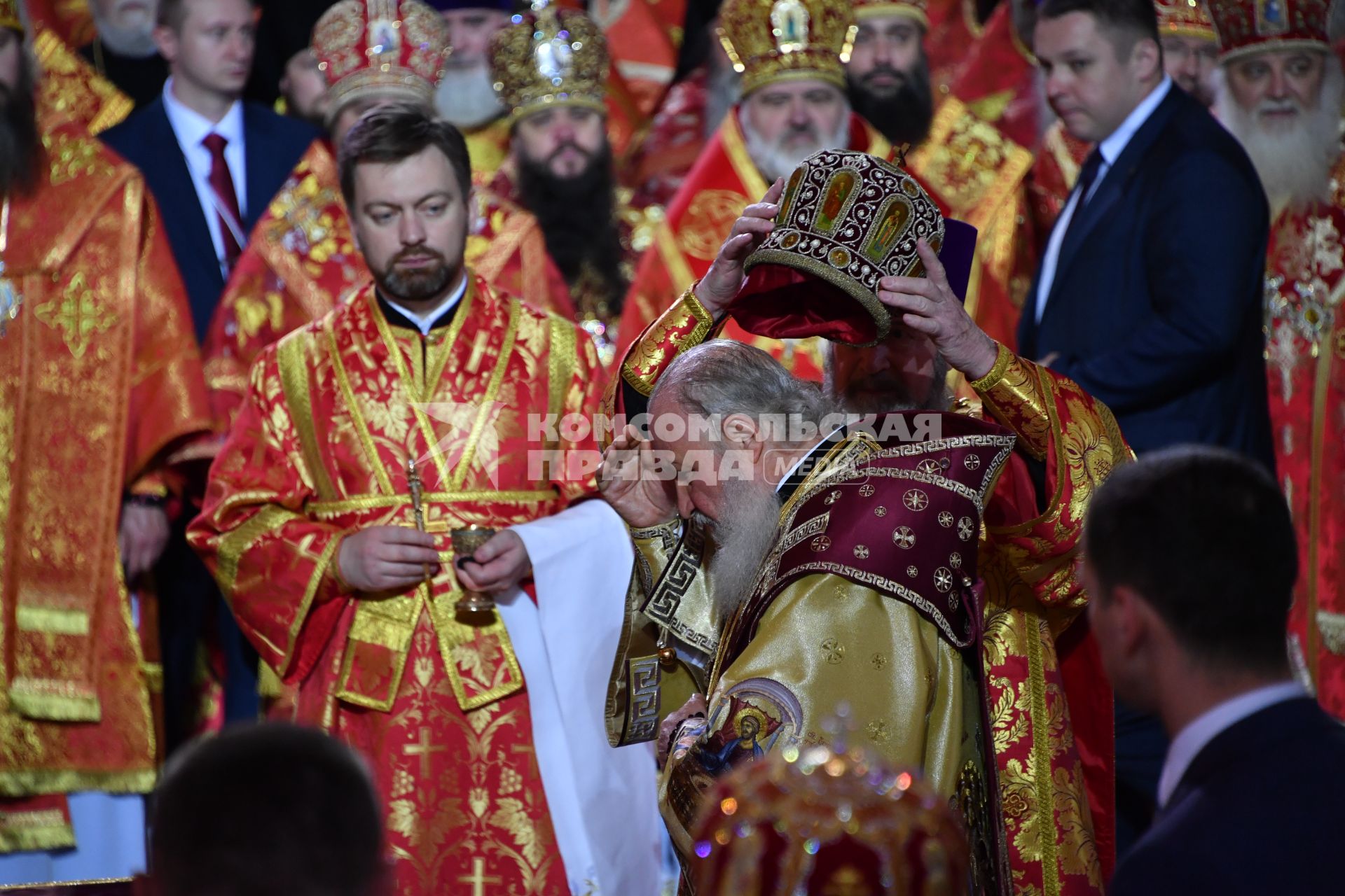 Москва. Патриарх Московский и всея Руси Кирилл у ковчега с частицей мощей святителя Николая Чудотворца в Храме Христа Спасителя.