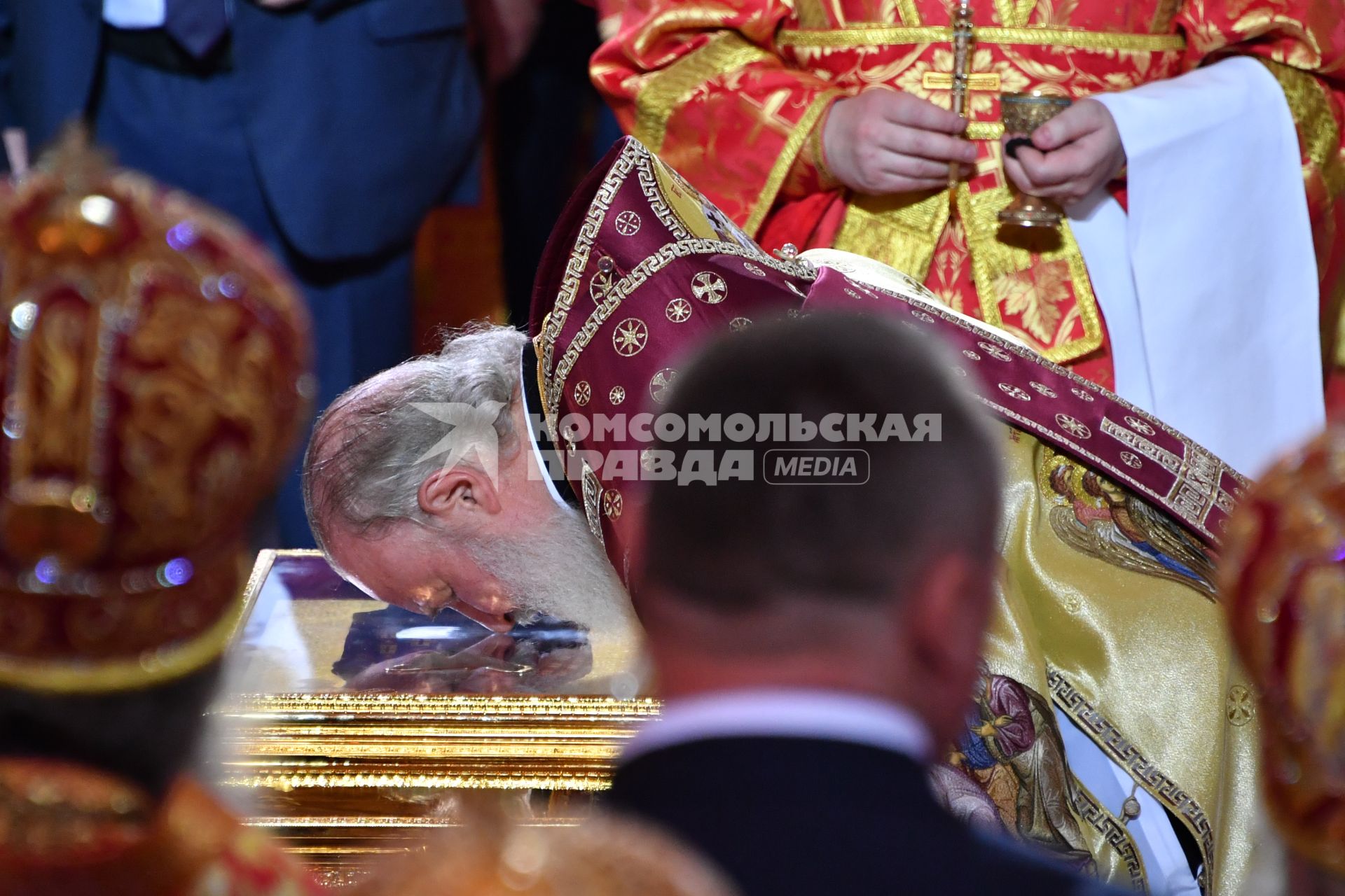 Москва. Патриарх Московский и всея Руси Кирилл у ковчега с частицей мощей святителя Николая Чудотворца в Храме Христа Спасителя.