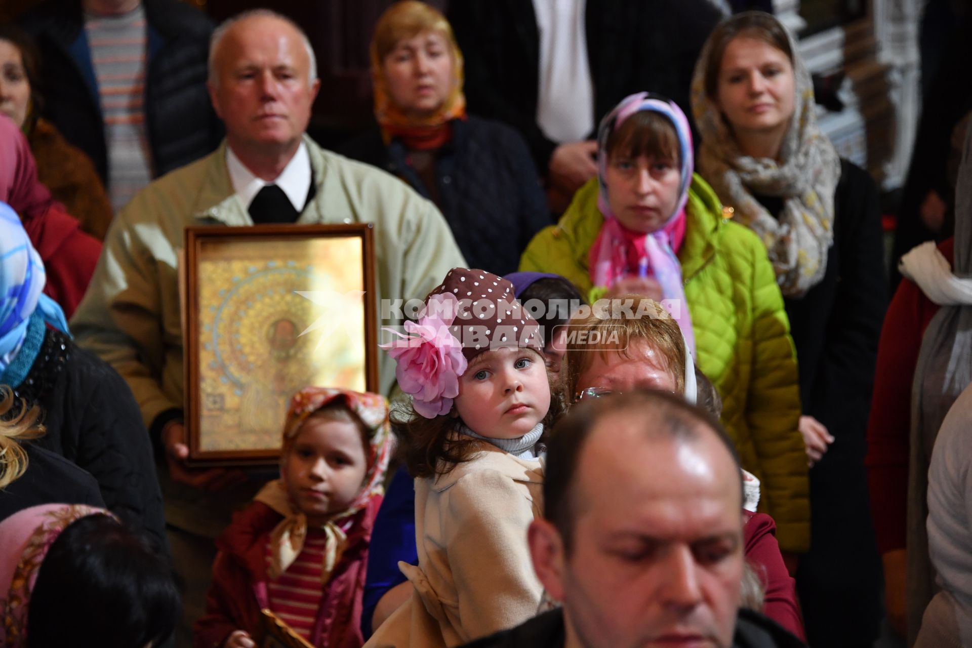 Москва. Верующие в очереди в Храме Христа Спасителя, где находится ковчег с мощами святителя Николая Чудотворца.