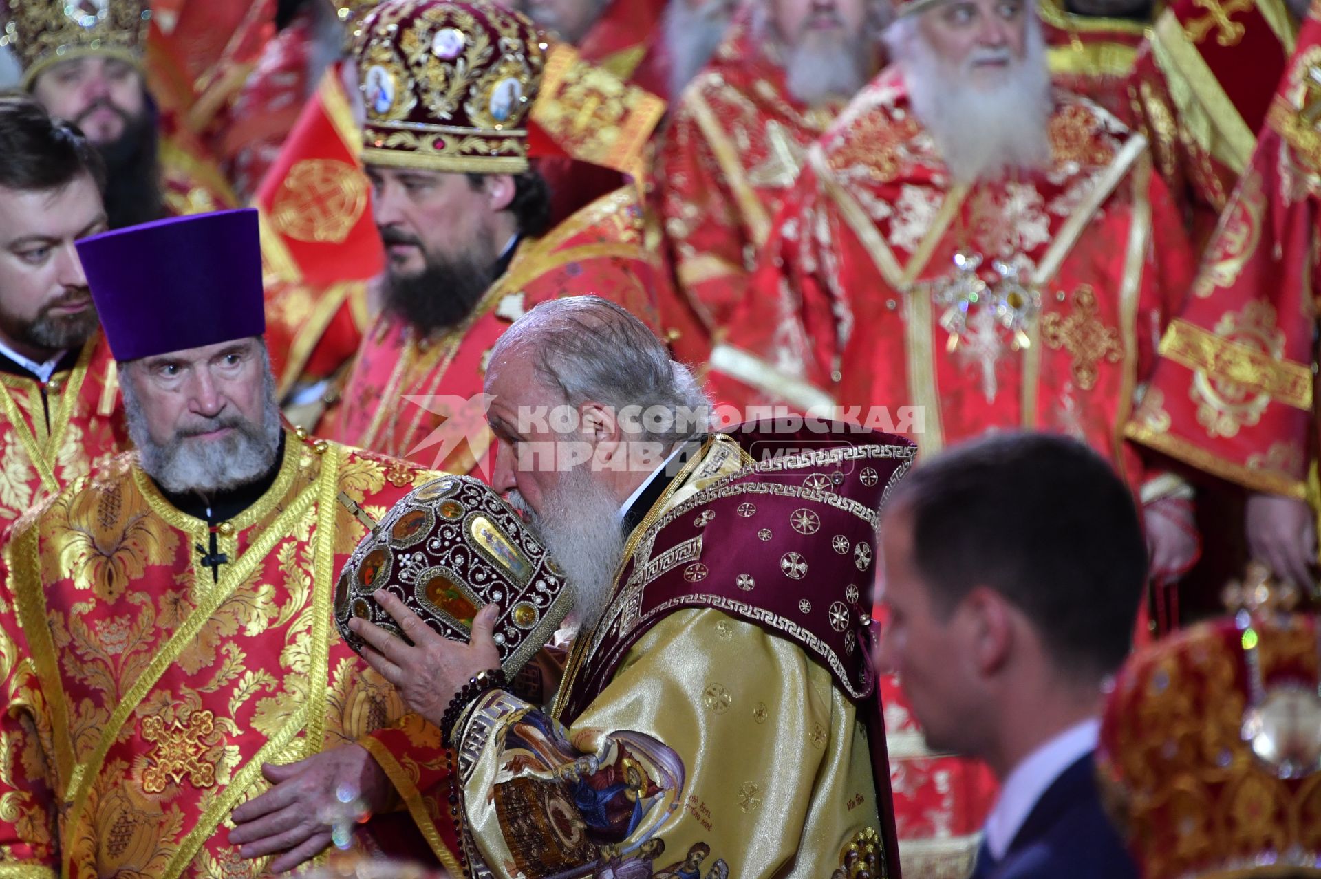 Москва. Патриарх Московский и всея Руси Кирилл у ковчега с частицей мощей святителя Николая Чудотворца в Храме Христа Спасителя.