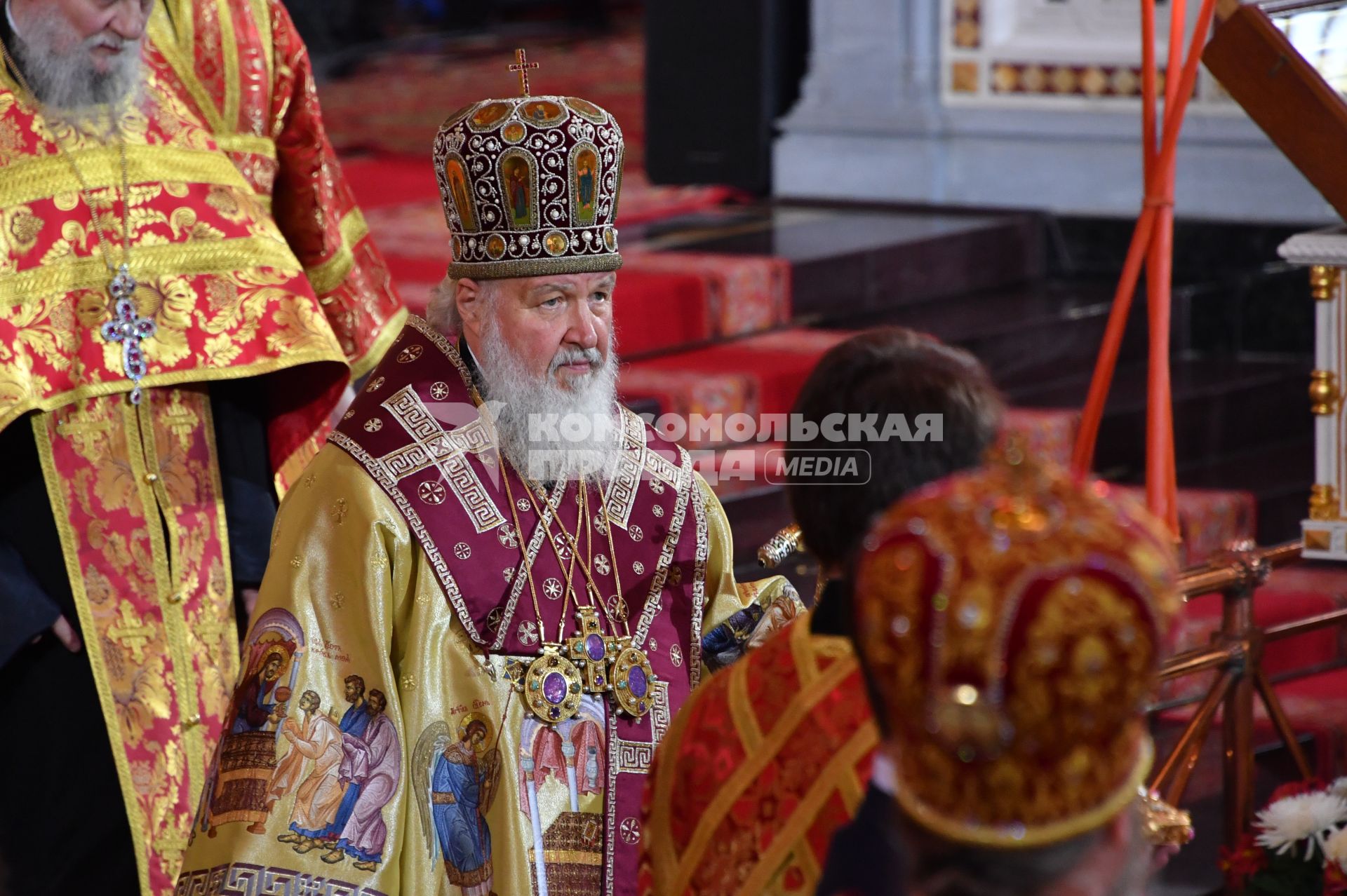 Москва.  Патриарх Московский и всея Руси Кирилл во время богослужения  в храме ХристаСпасителя, где находится ковчег с мощами святителя Николая Чудотворца.