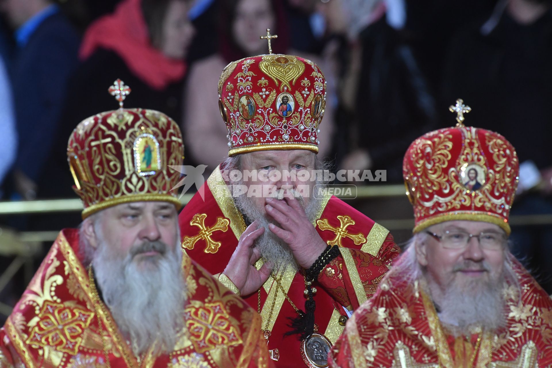 Москва. Священнослужители в храме Христа Спасителя во время ожидания ковчега с мощами святителя Николая Чудотворца , которые прибыли в Москву из итальянского города Бари.