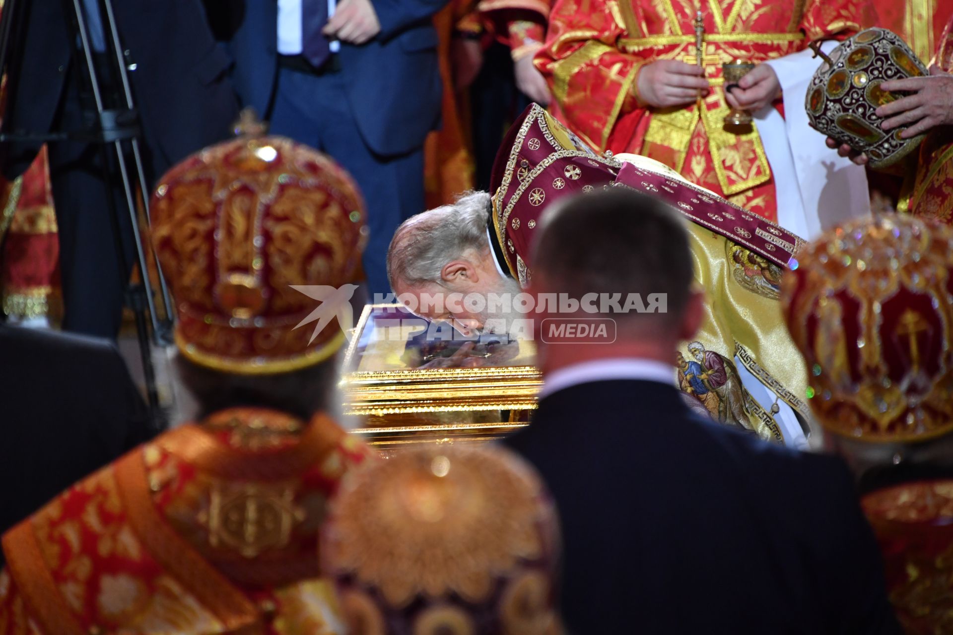 Москва. Патриарх Московский и всея Руси Кирилл у ковчега с частицей мощей святителя Николая Чудотворца в Храме Христа Спасителя.