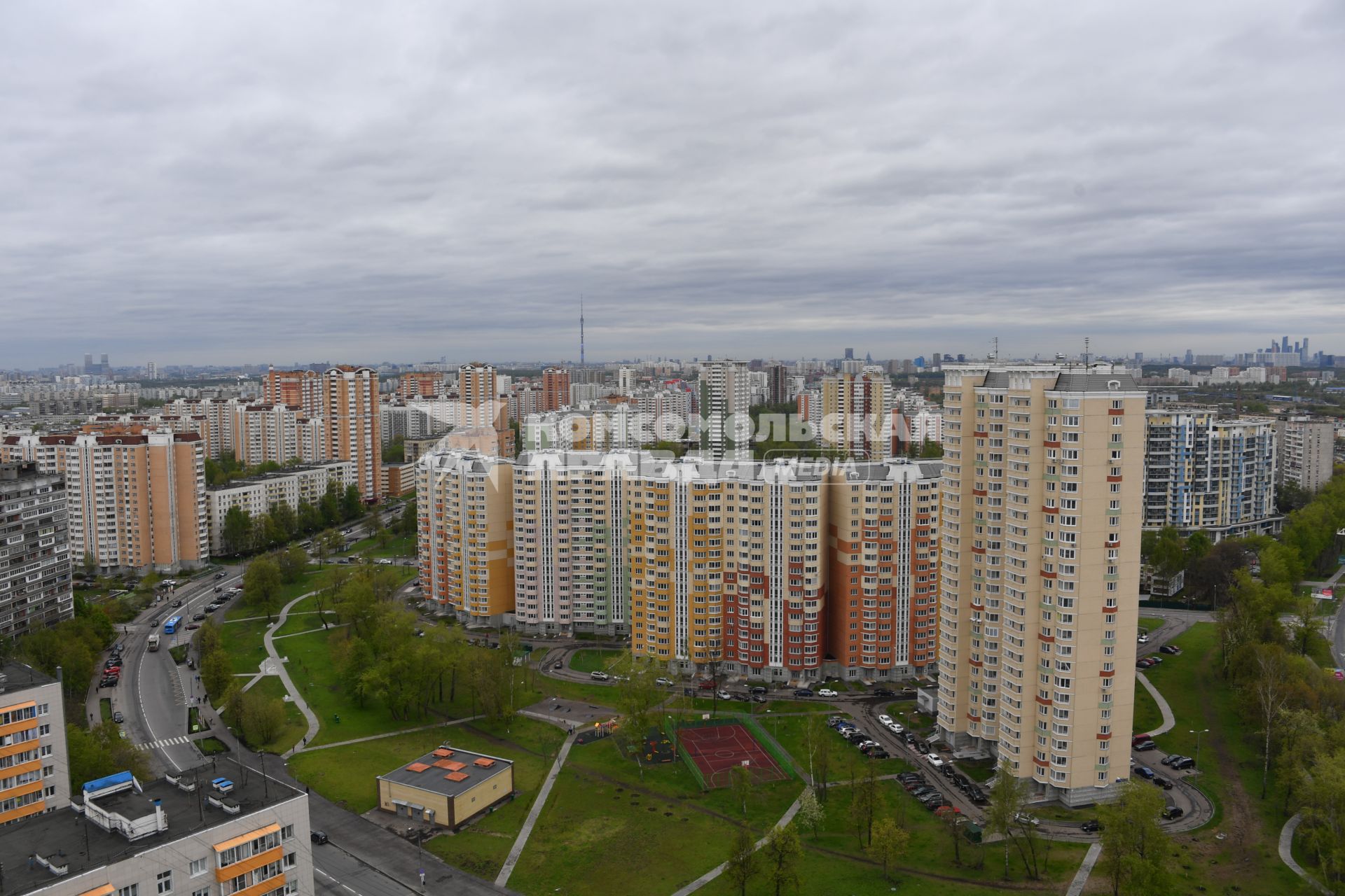 Москва.  Новые дома в районе  Бескудниково,  в которые будут переселять жителей из хрущевок по программе реновации.