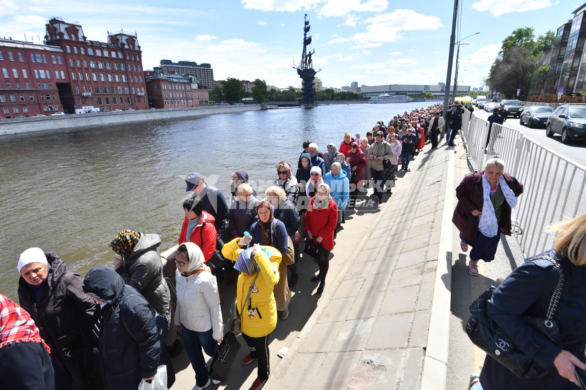 Москва. Верующие стоят в очереди на Пречистенской набережной к храму Христа Спасителя, где находится ковчег с мощами святителя Николая Чудотворца.