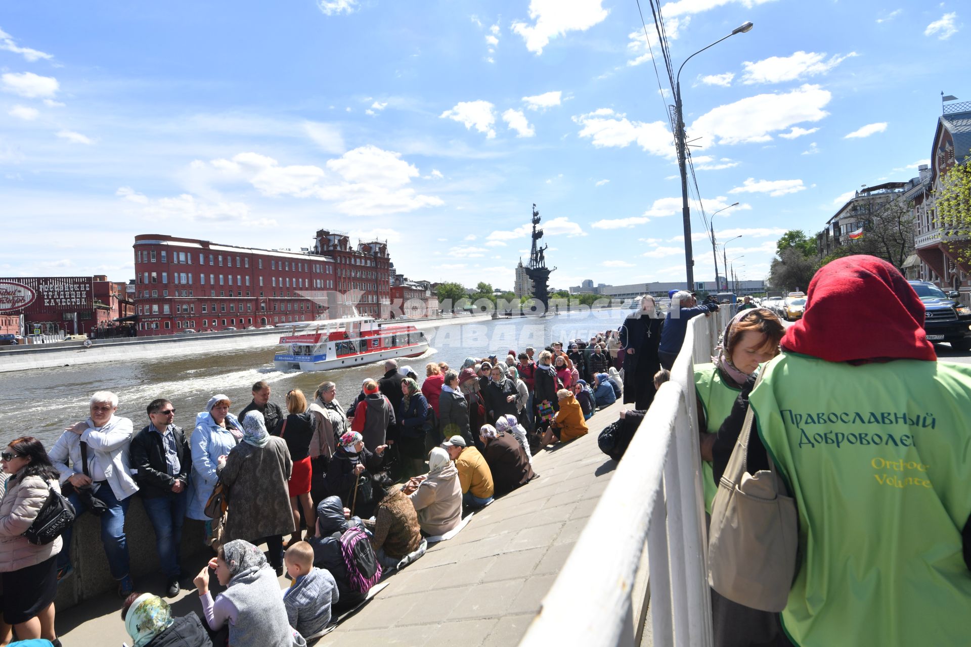 Москва. Верующие стоят в очереди на Пречистенской набережной к храму Христа Спасителя, где находится ковчег с мощами святителя Николая Чудотворца.