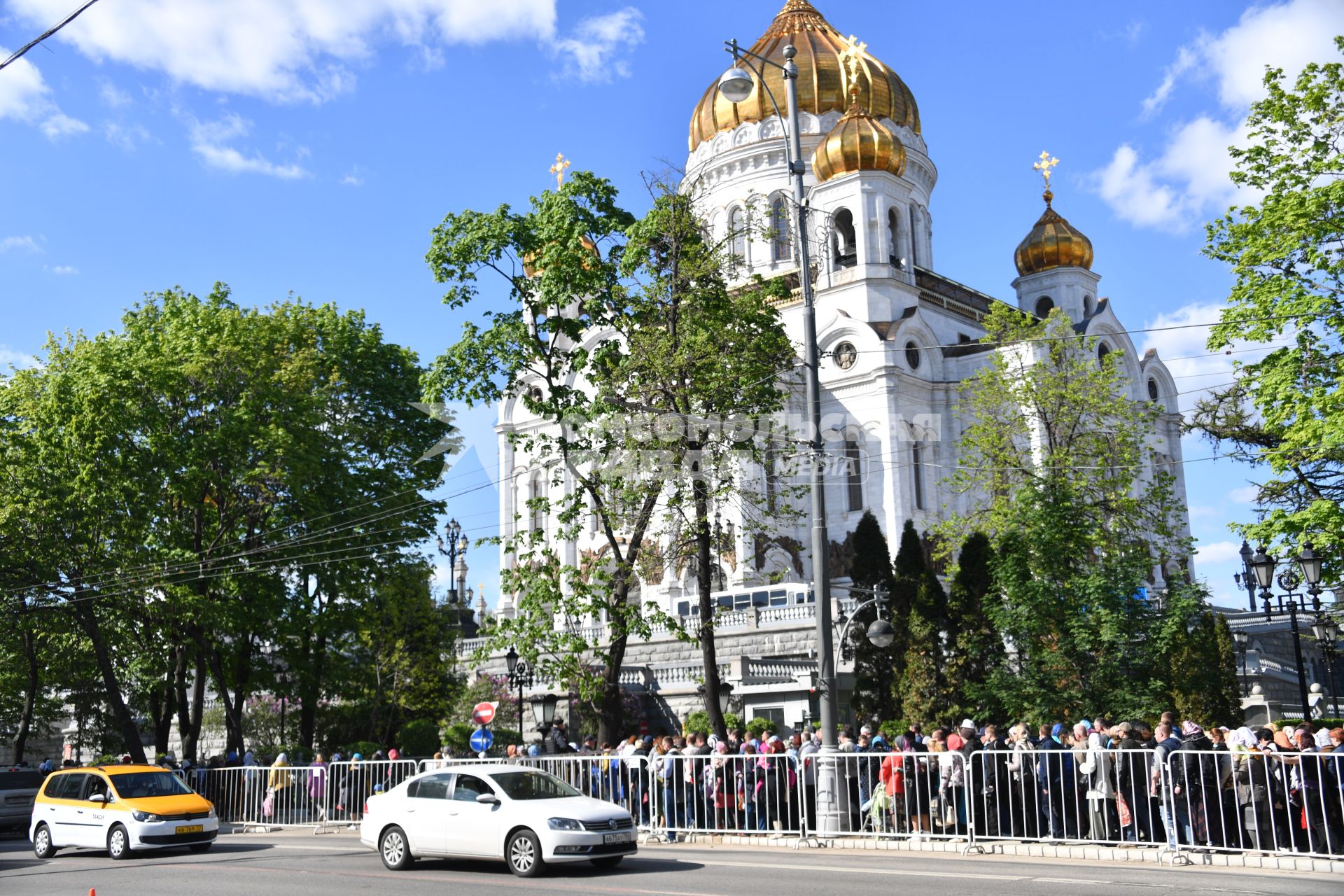 Москва. Верующие стоят в очереди   к храму Христа Спасителя, где находится ковчег с мощами святителя Николая Чудотворца.