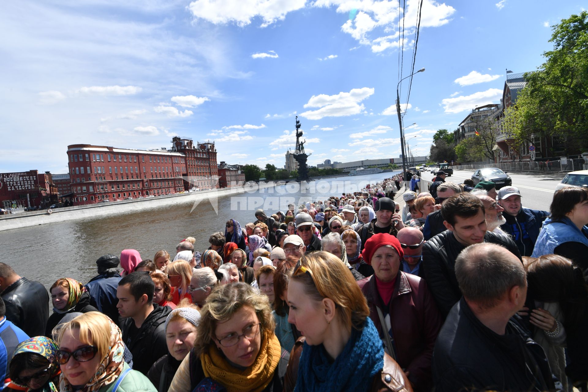 Москва. Верующие стоят в очереди на Пречистенской набережной к храму Христа Спасителя, где находится ковчег с мощами святителя Николая Чудотворца.