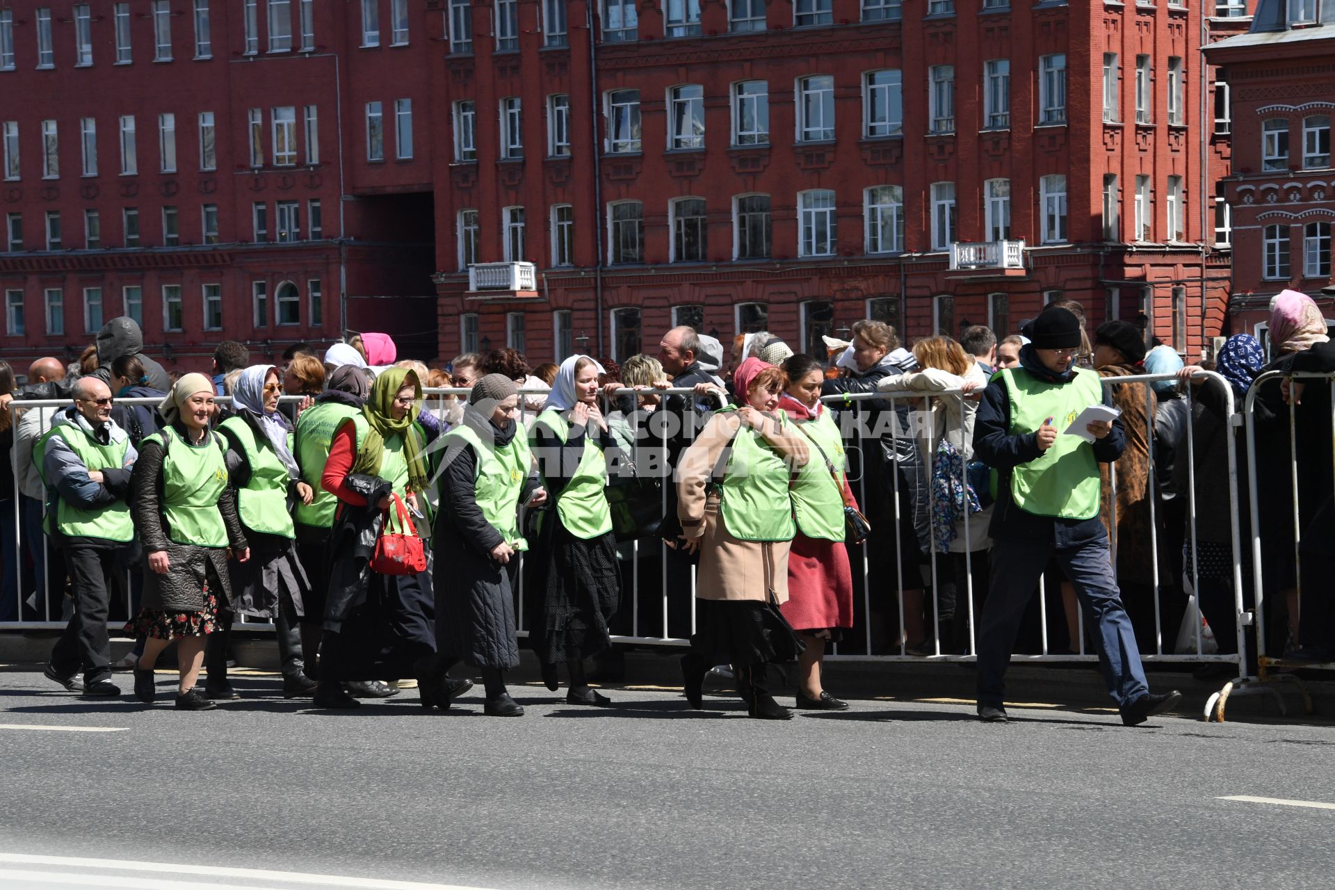 Москва. Верующие стоят в очереди на Пречистенской набережной к храму Христа Спасителя, где находится ковчег с мощами святителя Николая Чудотворца.