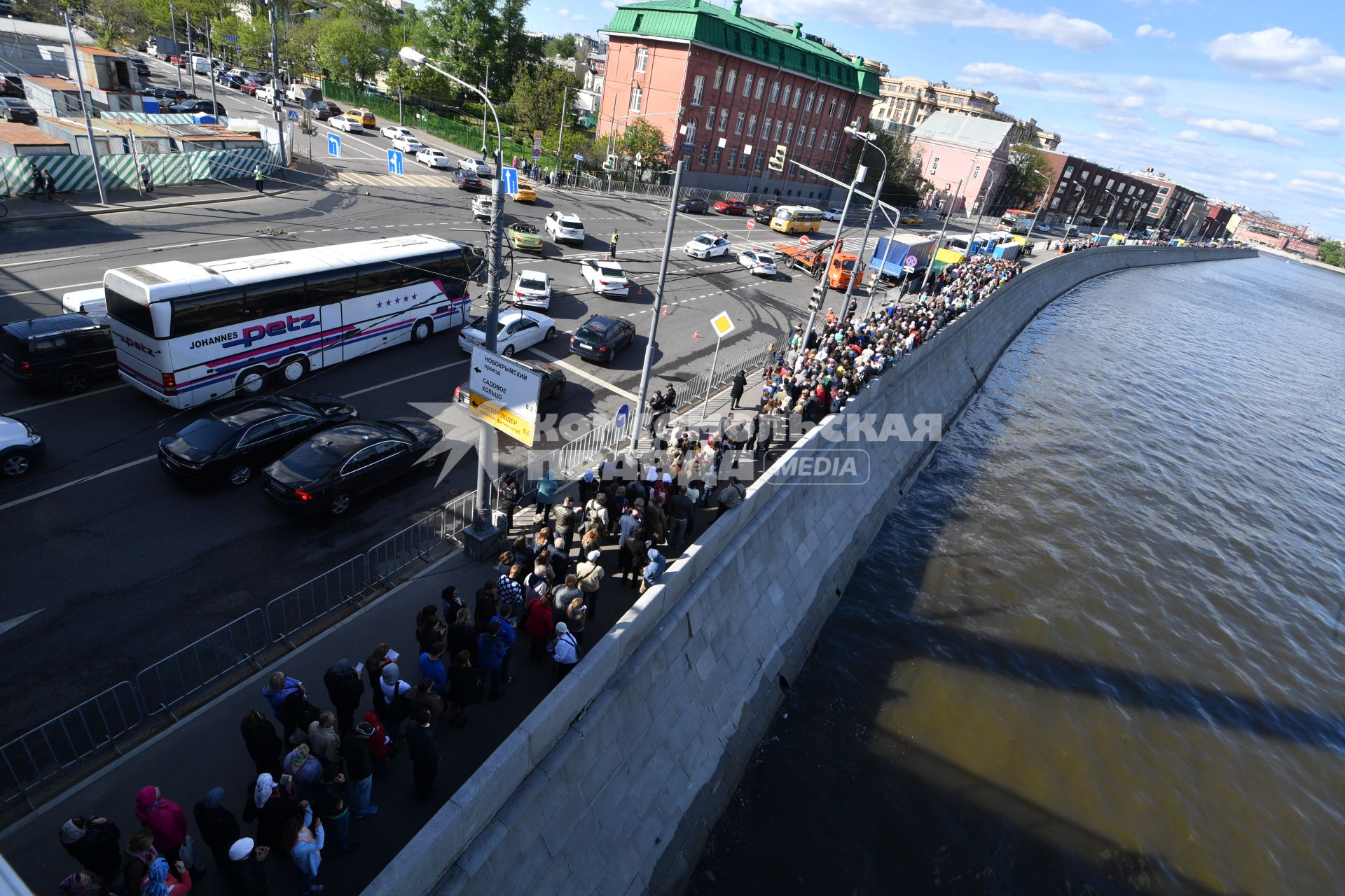 Москва. Верующие стоят в очереди на Пречистенской набережной к храму Христа Спасителя, где находится ковчег с мощами святителя Николая Чудотворца.