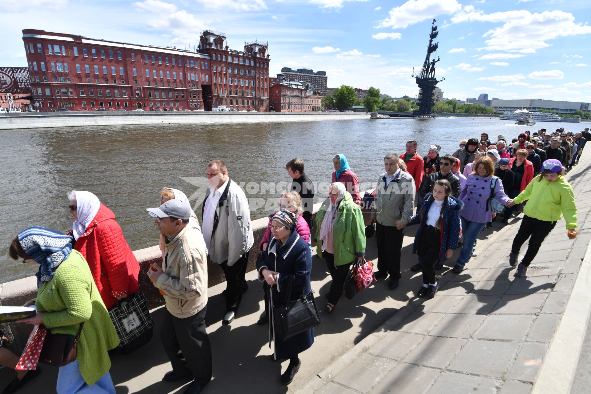 Москва. Верующие стоят в очереди на Пречистенской набережной к храму Христа Спасителя, где находится ковчег с мощами святителя Николая Чудотворца.