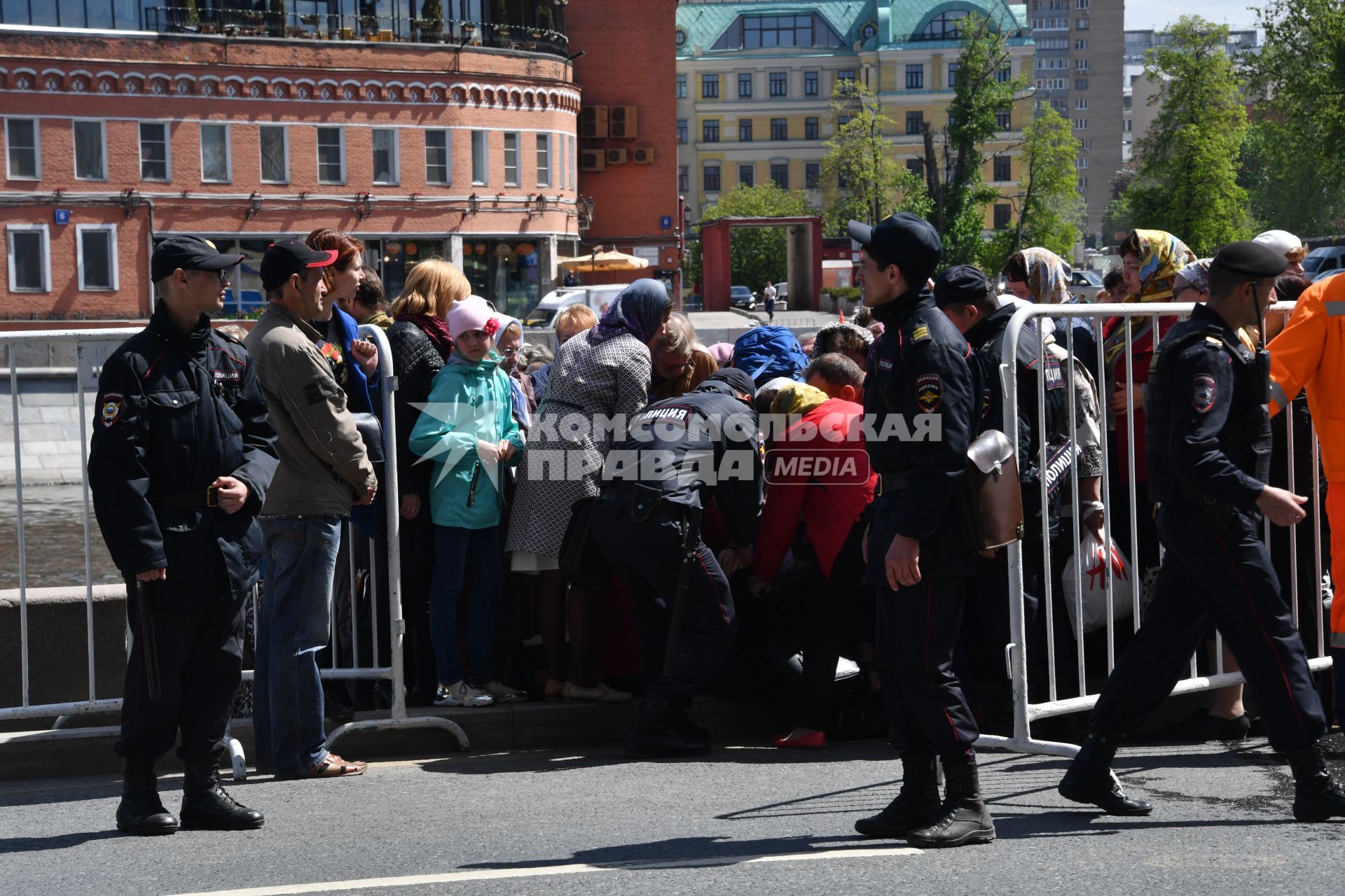 Москва. Оказание помощи женщине, стоявшей в очереди  на Пречистенской набережной к храму Христа Спасителя, где находится ковчег с мощами святителя Николая Чудотворца.