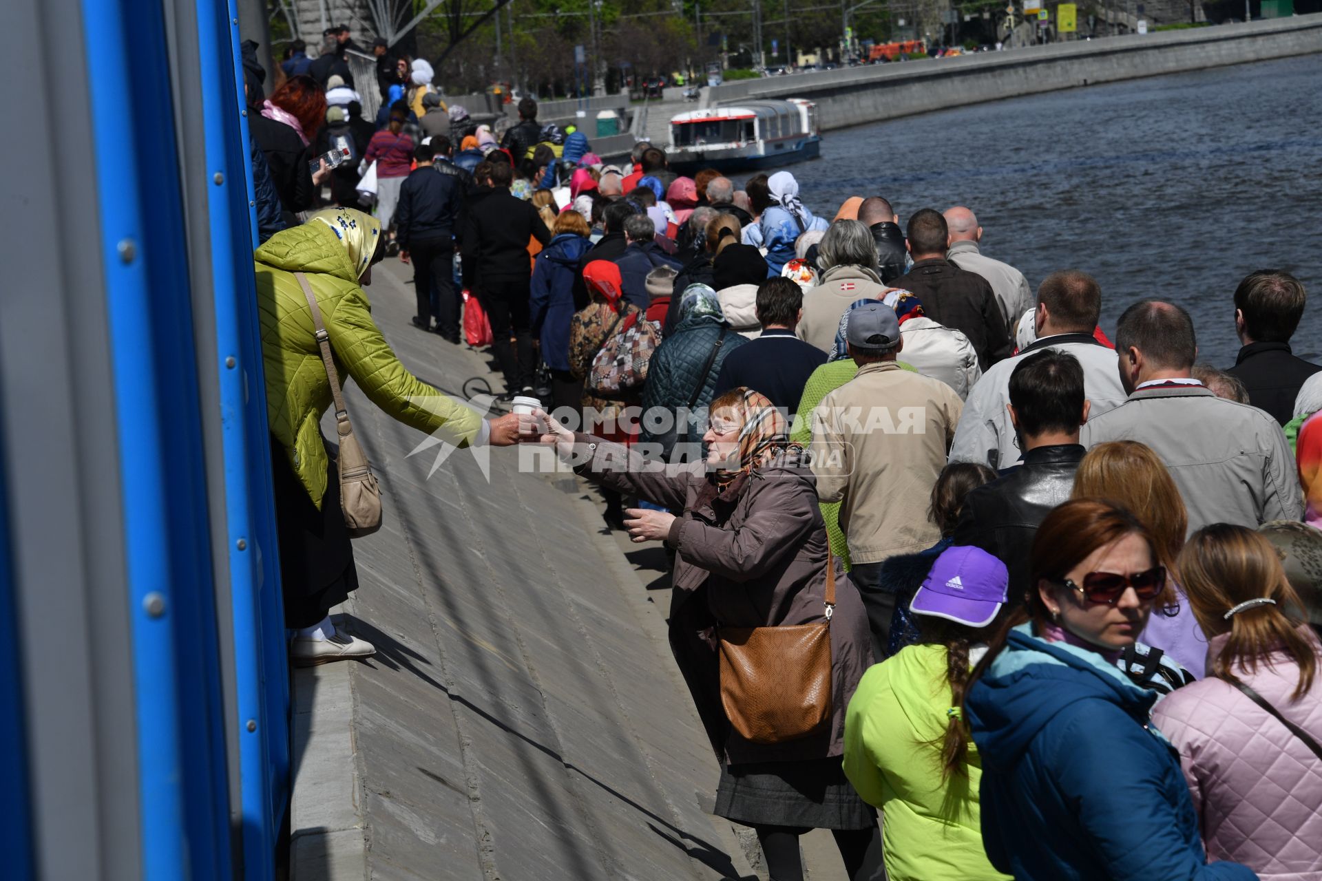 Москва. Верующие стоят в очереди на Пречистенской набережной к храму Христа Спасителя, где находится ковчег с мощами святителя Николая Чудотворца.