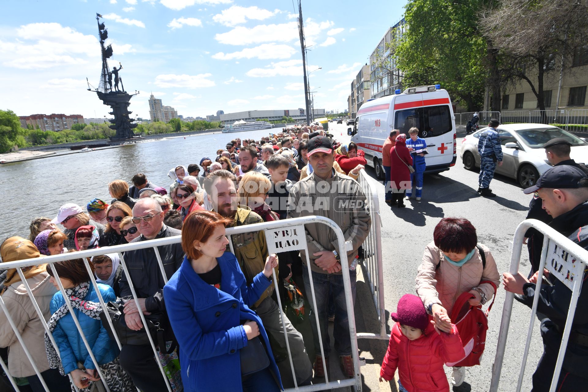 Москва. Верующие стоят в очереди на Пречистенской набережной к храму Христа Спасителя, где находится ковчег с мощами святителя Николая Чудотворца.