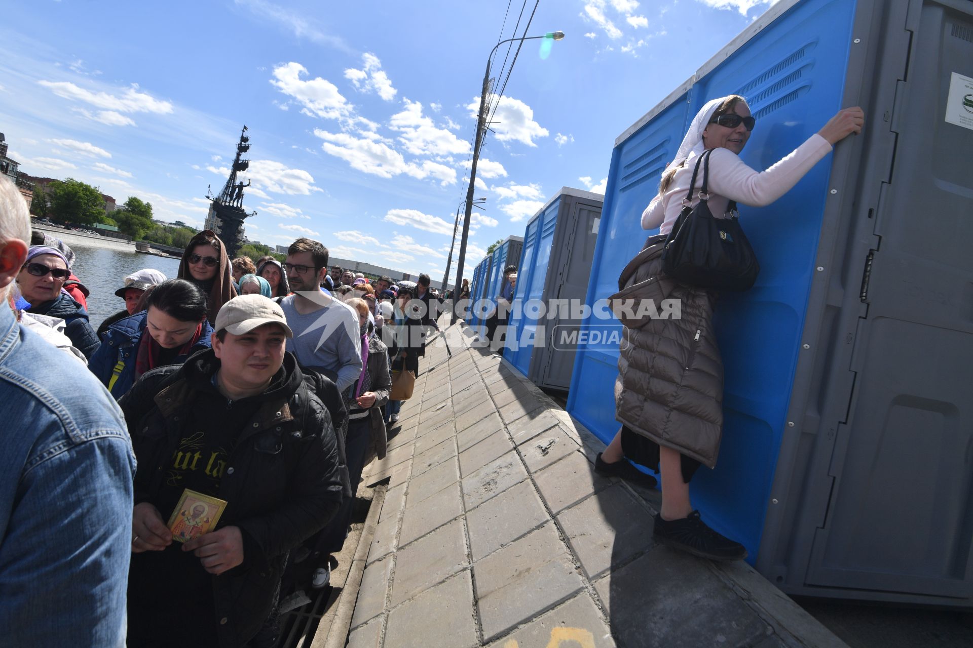 Москва. Очередь на Пречистенской набережной к храму Христа Спасителя, где находится ковчег с мощами святителя Николая Чудотворца.