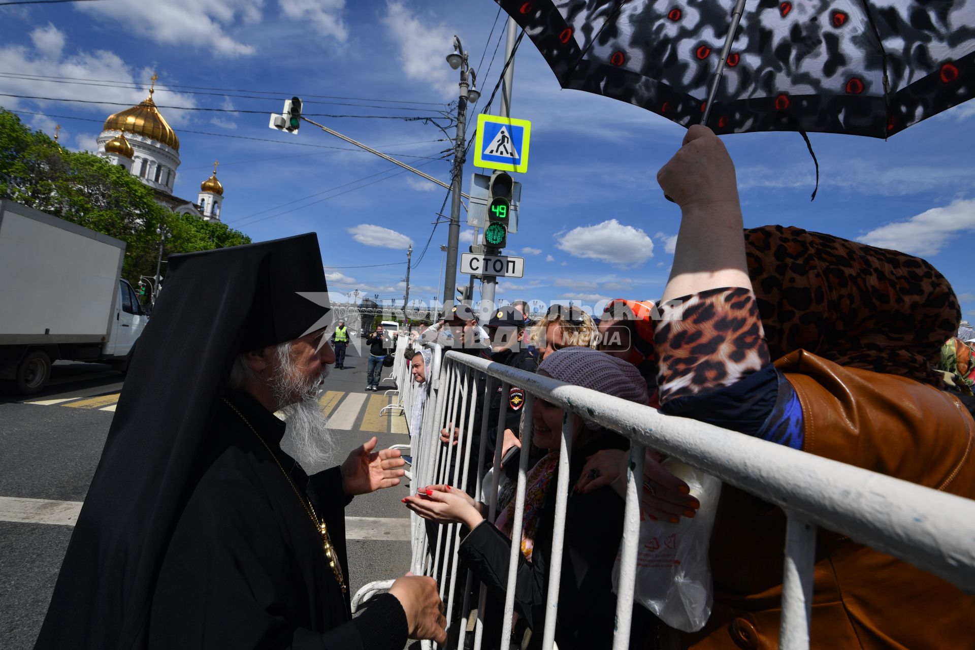 Москва. Верующие стоят в очереди на Пречистенской набережной к храму Христа Спасителя, где находится ковчег с мощами святителя Николая Чудотворца.