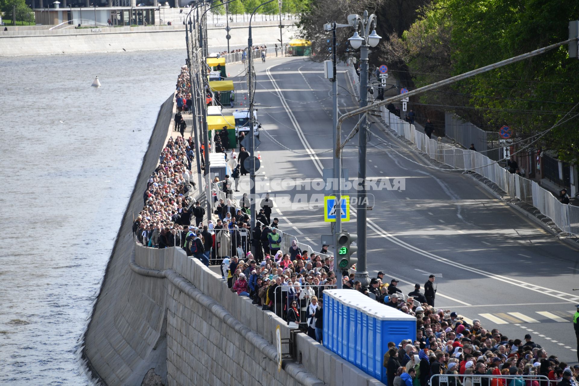 Москва. Верующие стоят в очереди на Пречистенской набережной к храму Христа Спасителя, где находится ковчег с мощами святителя Николая Чудотворца.