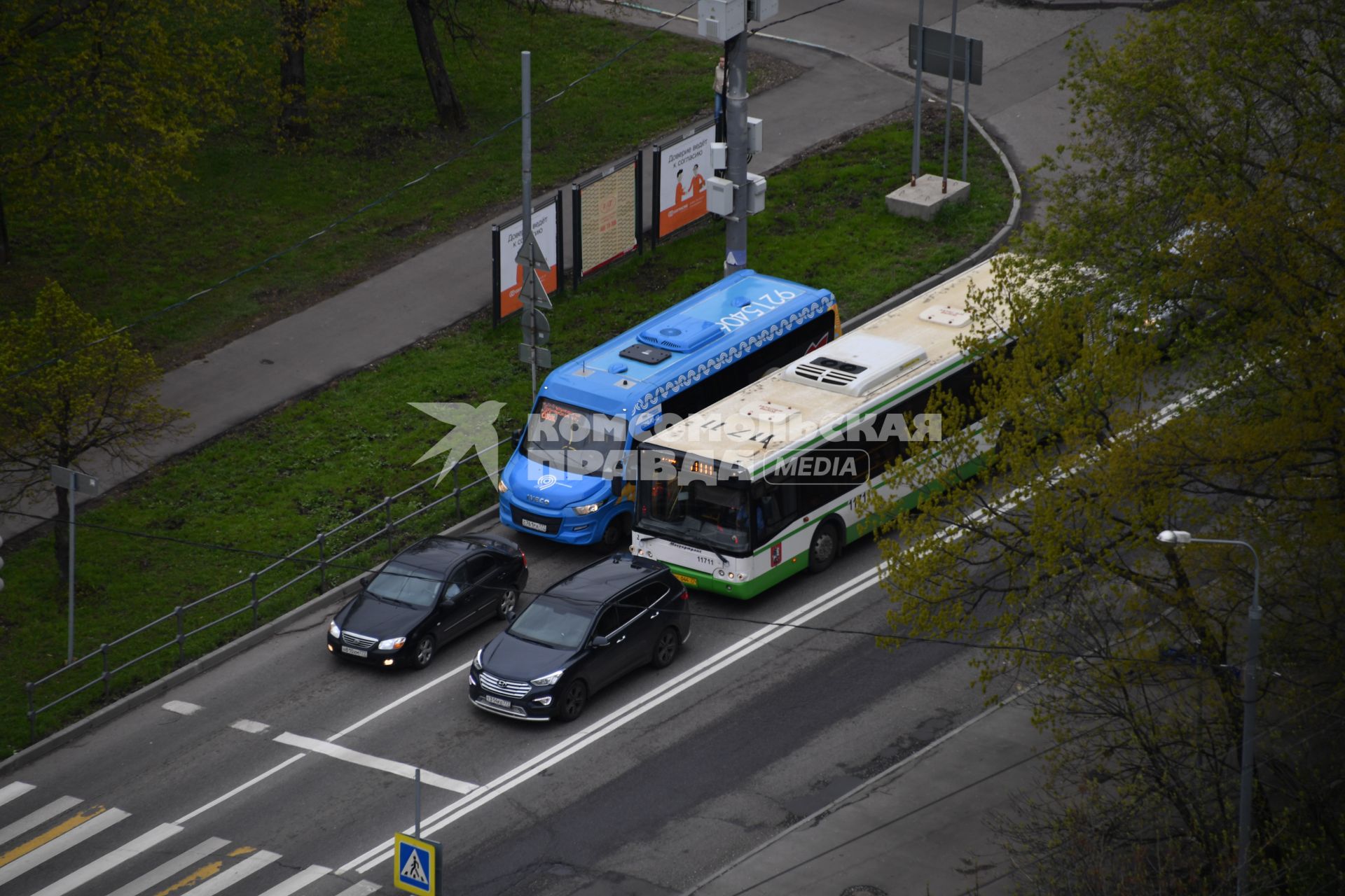 Москва. Автомобили на одной из улиц в районе Бескудниково.