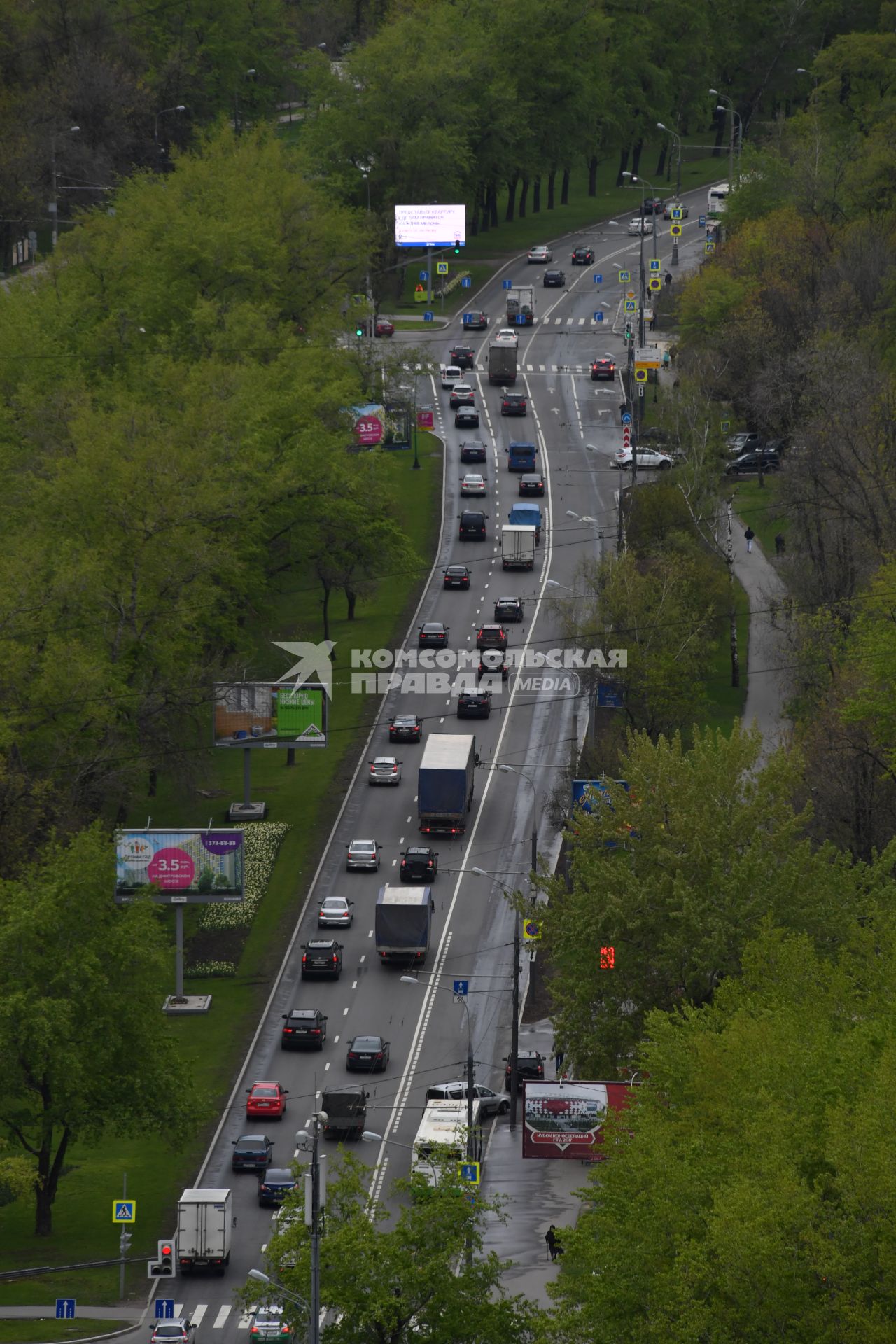 Москва. Автомобильное движение на одной из улиц в районе Бескудниково.