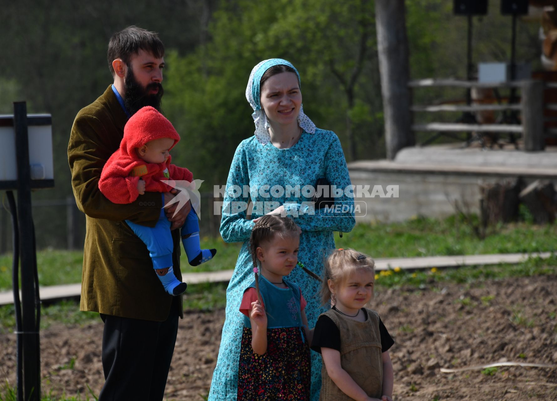 Московская область. Слобода Германа Стерлигова. Посетители на ярмарке.