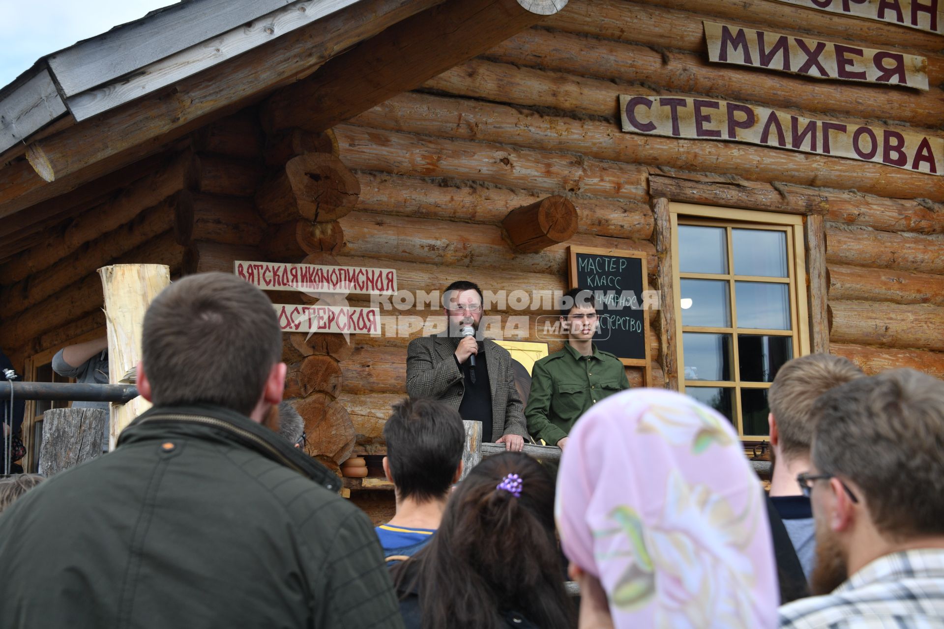 Московская область. Слобода Германа Стерлигова. Выступление Германа Стерлигова  и его сына Сергия  (справа) перед участниками ярмарки.