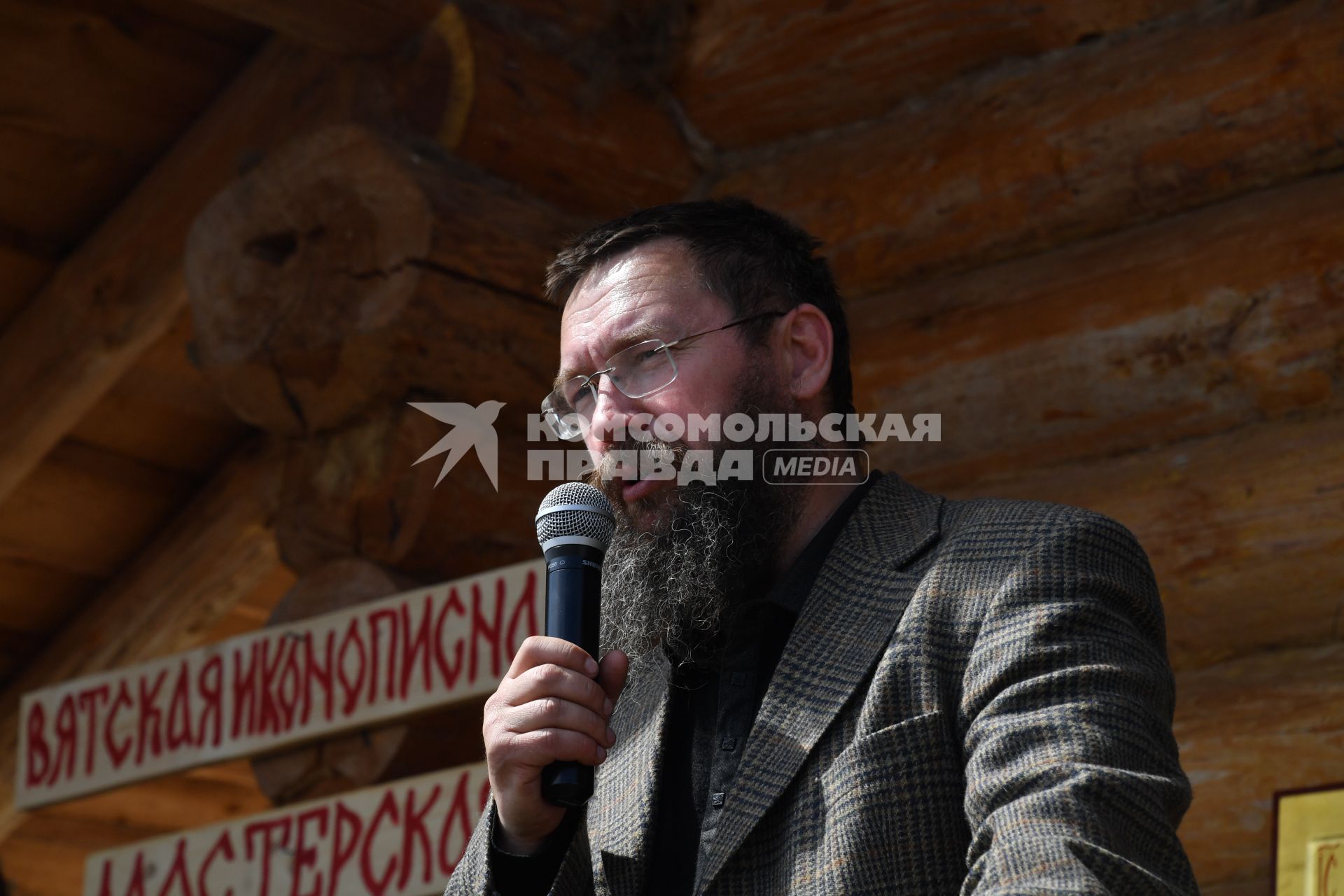 Московская область. Слобода Германа Стерлигова. Выступление Германа Стерлигова    перед участниками ярмарки.