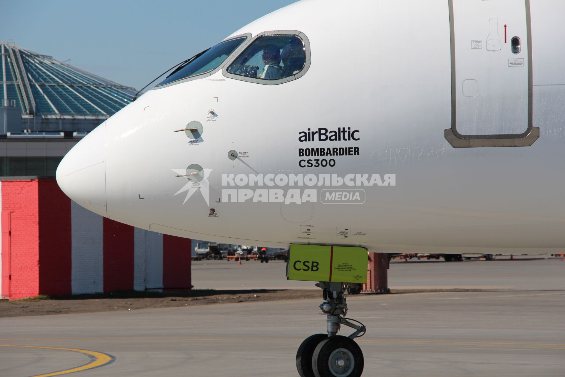 Москва. Самолет Bombardier CS300 латвийской авиакомпании airBaltic в аэропорту Шереметьево.