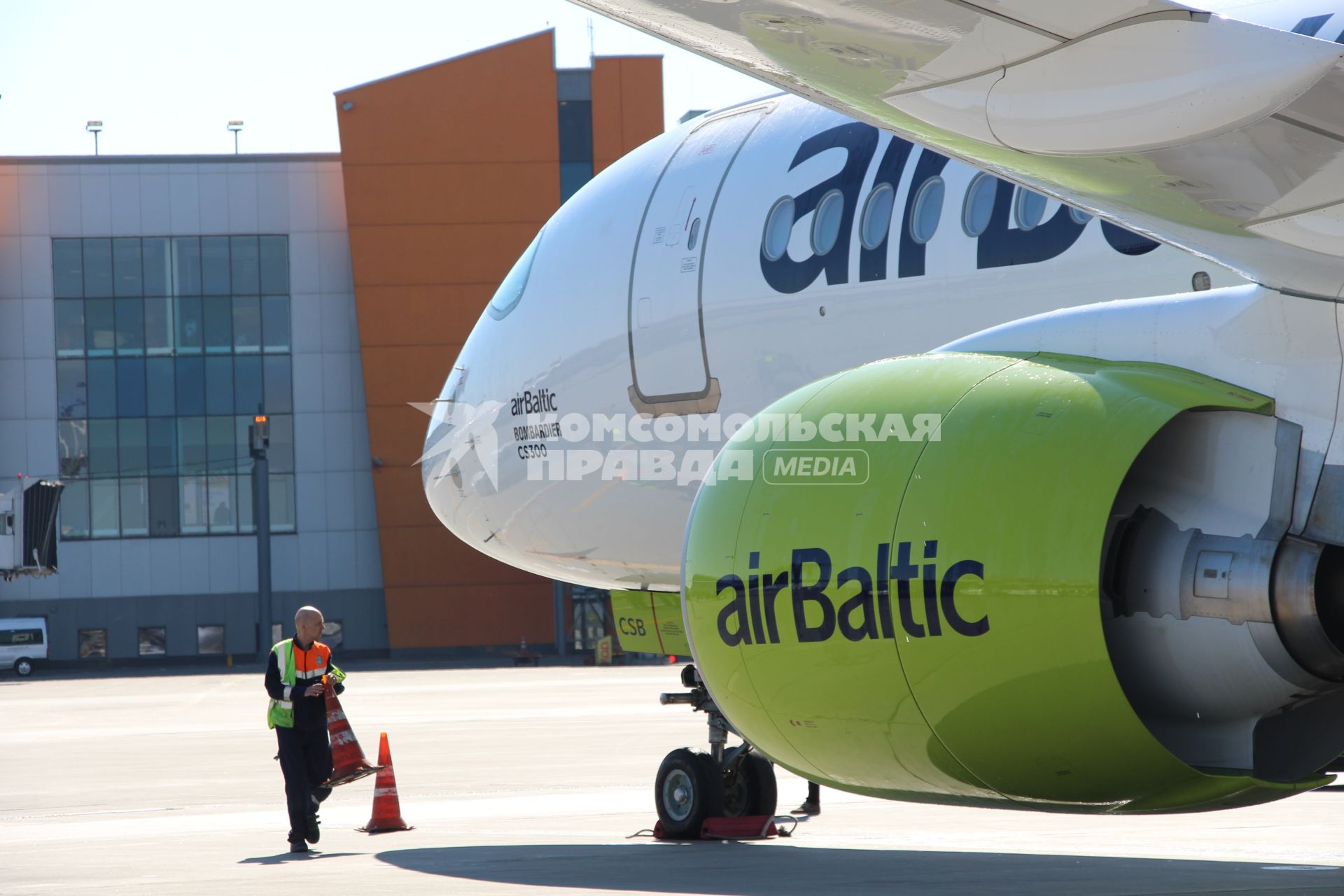 Москва. Самолет Bombardier CS300 латвийской авиакомпании airBaltic в аэропорту Шереметьево.